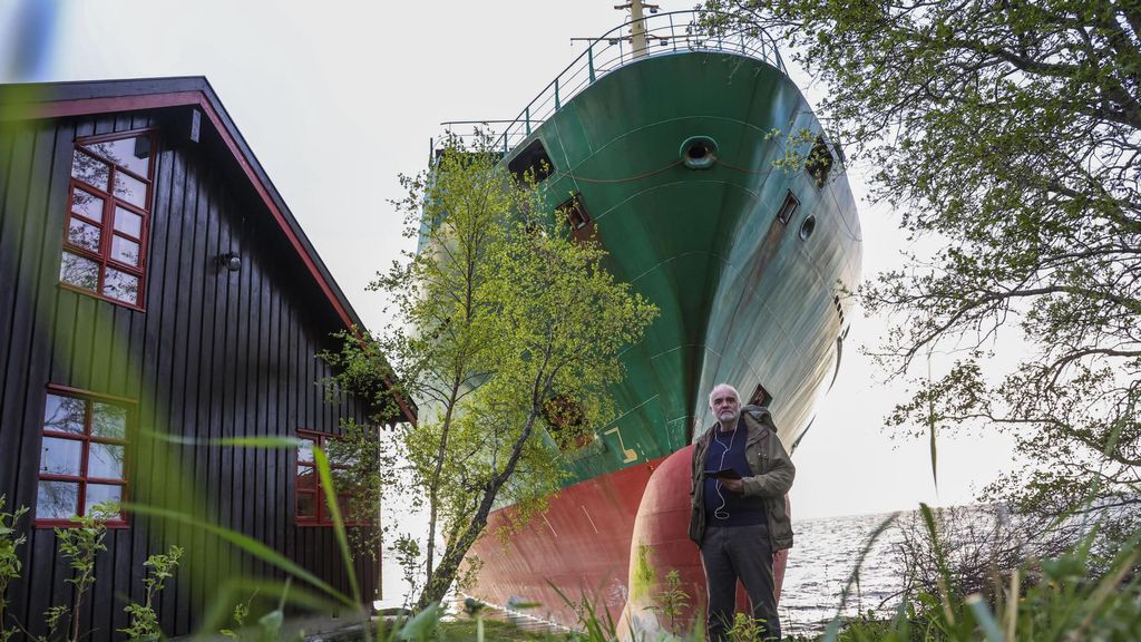 Container ship runs aground in Trondheimsfjord
