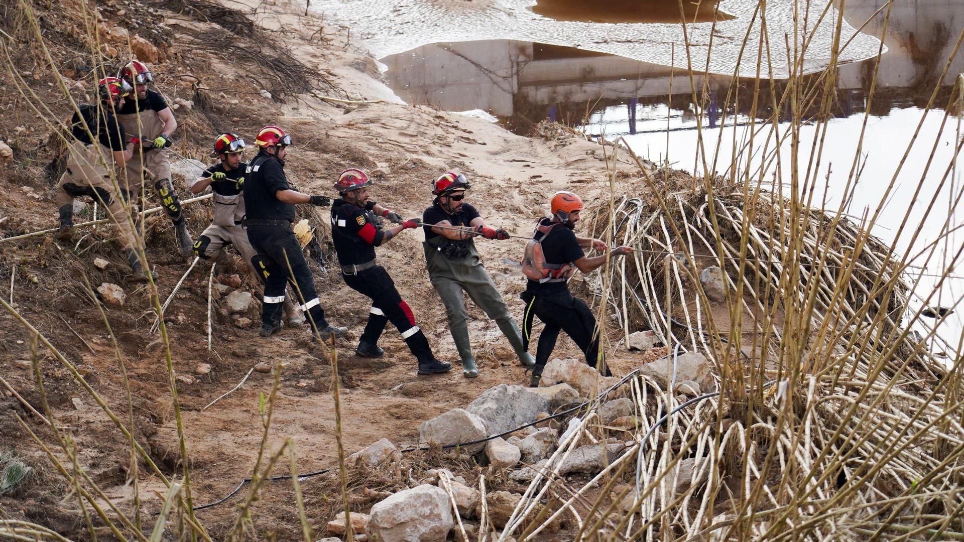 Efectivos de la UME trabajan en las zonas arrasadas por la DANA de Valencia