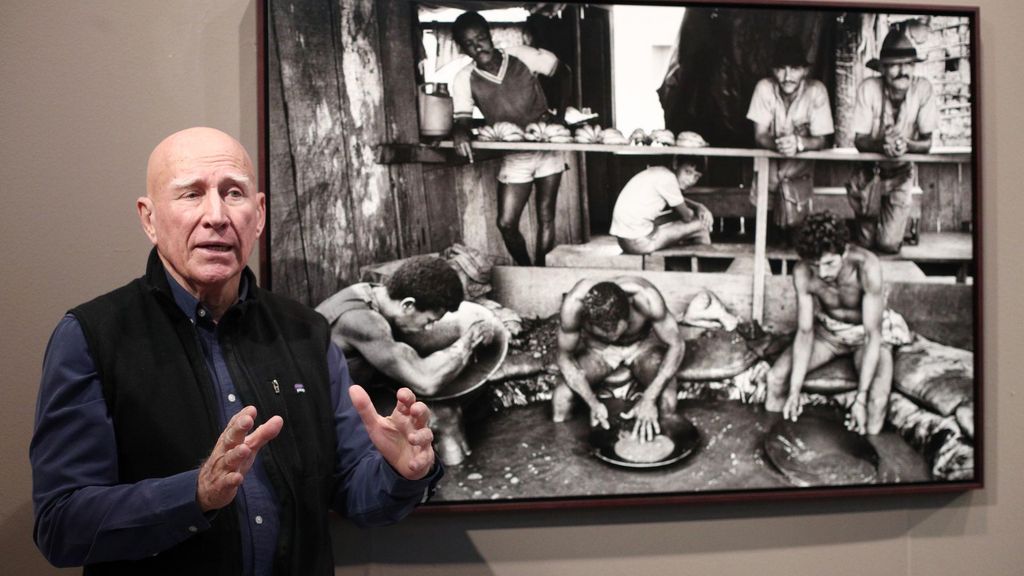El fotógrafo Sebastião Salgado durante la inauguración de su exposición ‘Gold’ en el Centro de Arte Tomás y Valiente de Fuenlabrada, Madrid