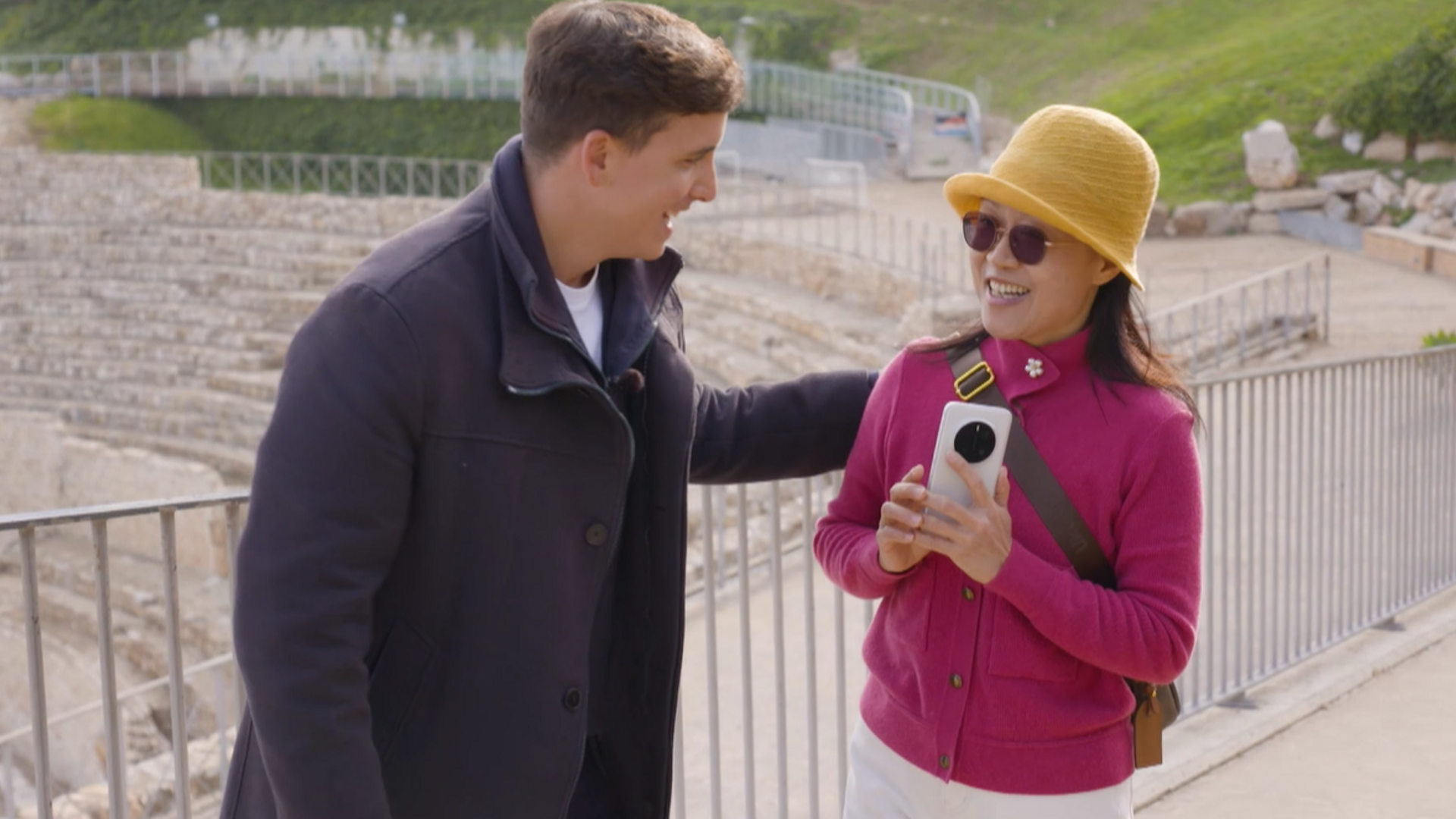 El presentador habla en inglés con una turista oriental y terminan simulando una pelea de gladiadores El presentador habla en inglés con una turista oriental y terminan simulando una pelea de gladiadores