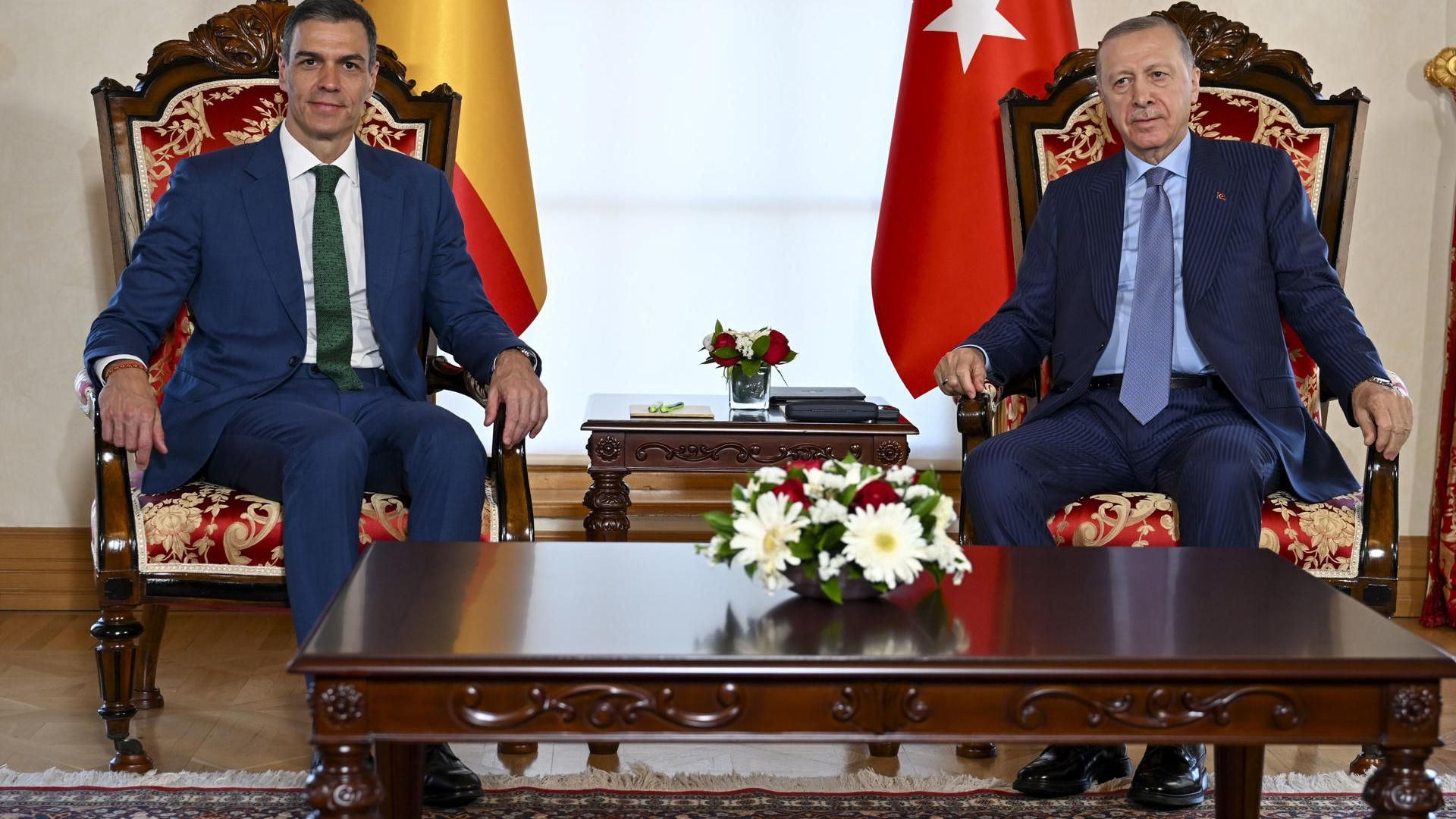 El presidente turco, Recep Tayyip Erdogan, y el presidente del Gobierno español, Pedro Sánchez, durante la reunión en Estambul, Turquía, este viernes