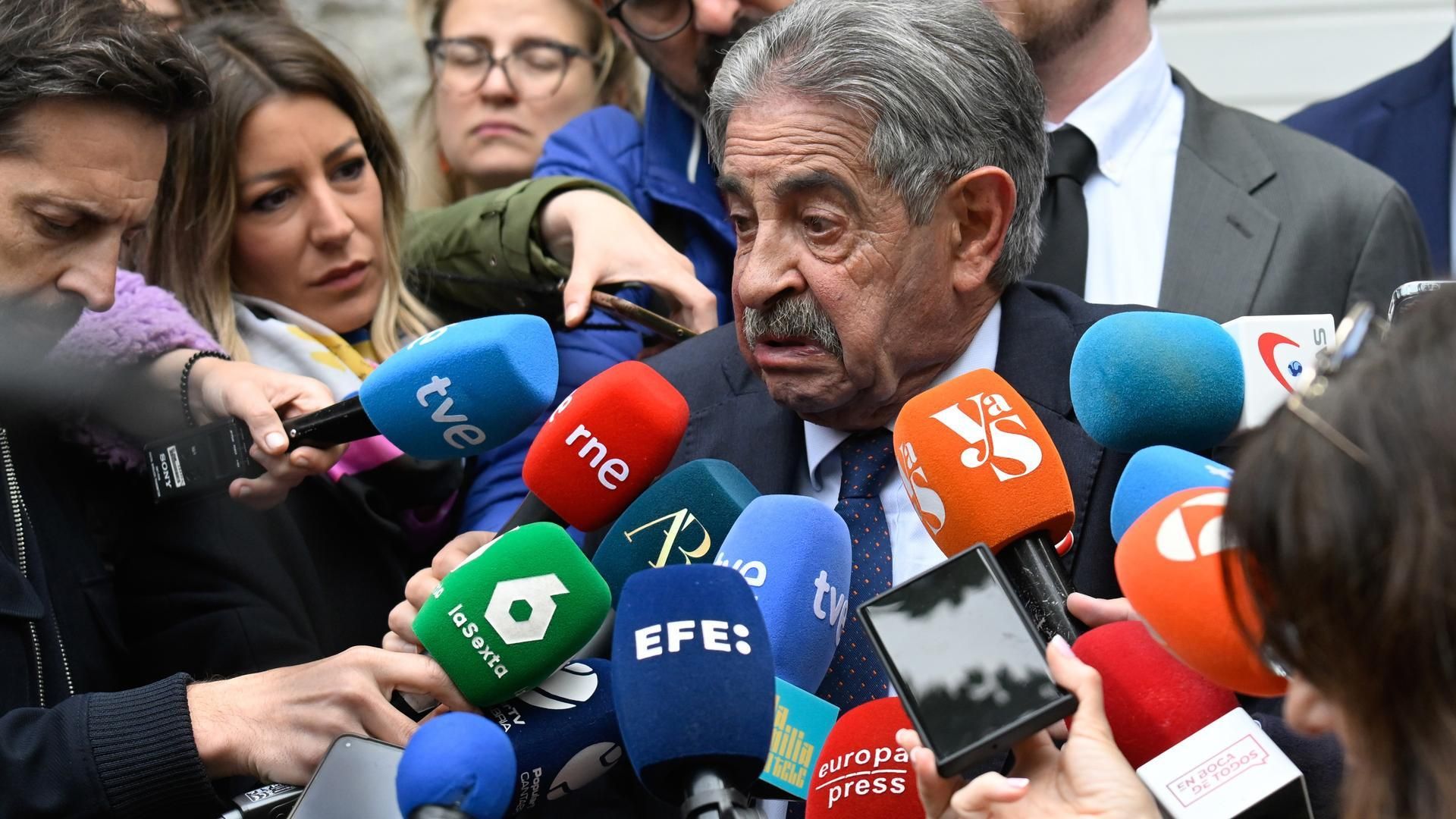 El secretario general del PRC y expresidente de Cantabria, Miguel Ángel Revilla, atendiendo a los medios antes de la celebración del acto de conciliación del pasado viernes