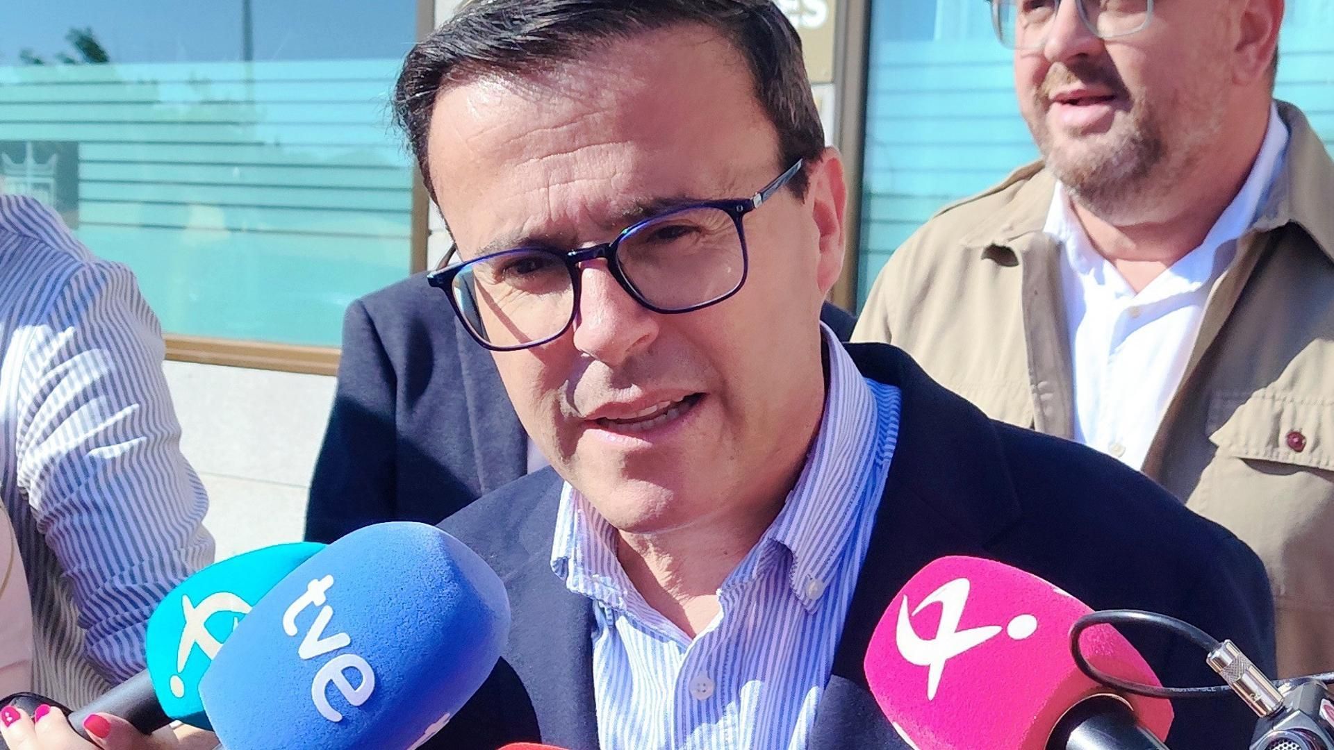 El secretario general del PSOE de Extremadura, Miguel Ángel Gallardo, atiende a los medios de comunicación.