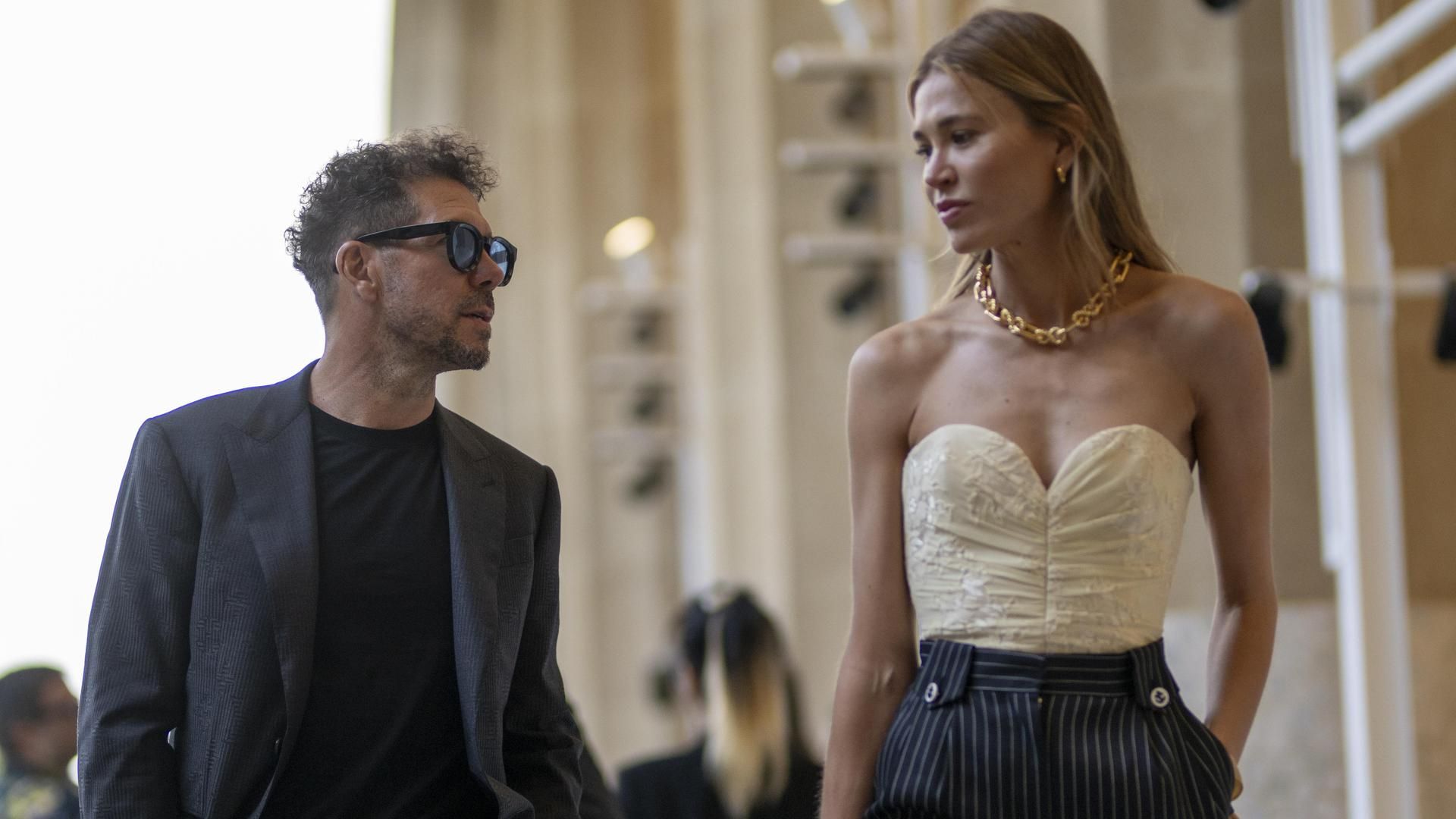 EuropaPress 5980948 diego pablo simeone cholo junto pareja carla pereyra park guell barcelona