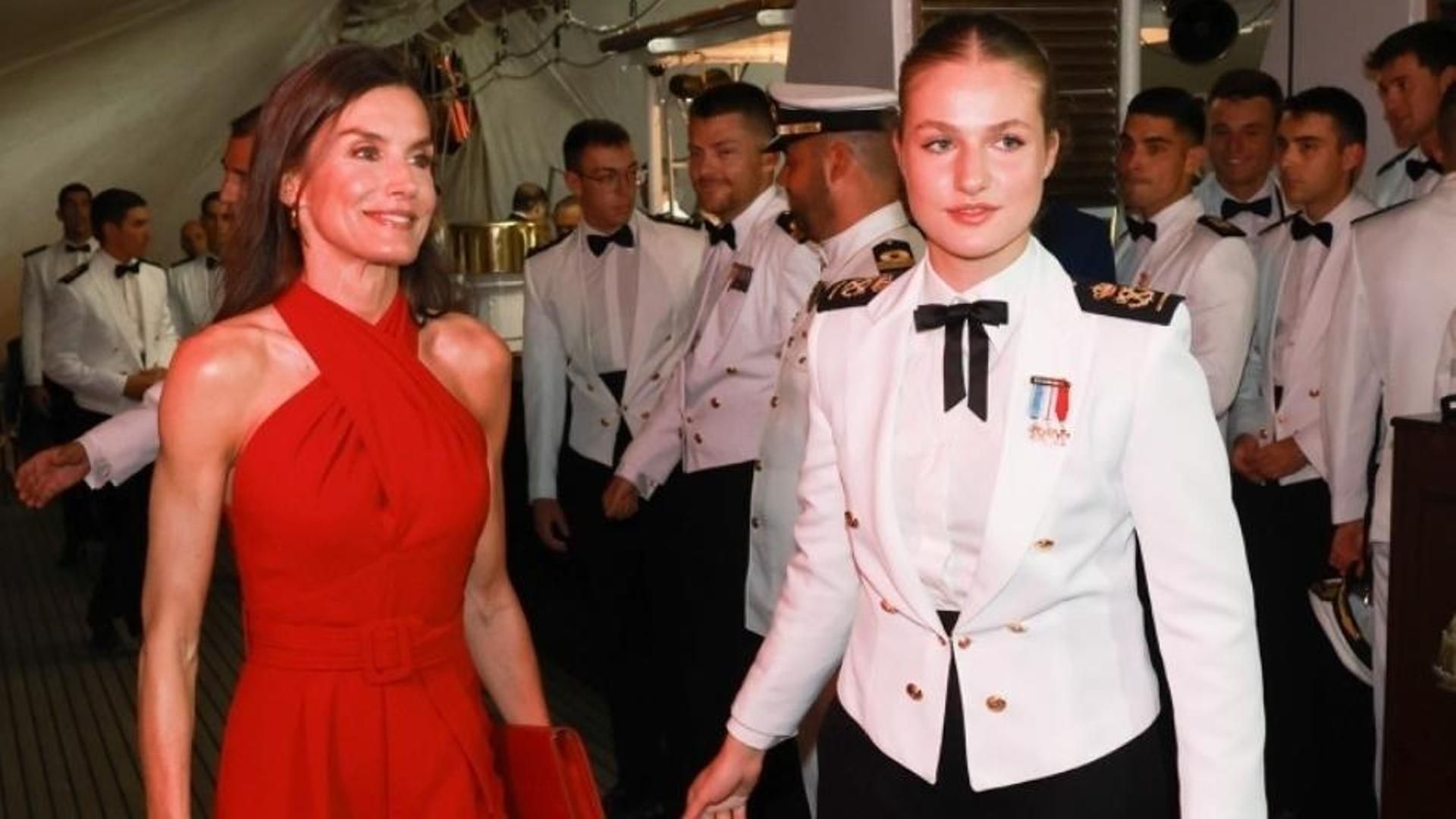 La reina Letizia y la princesa Leonor en Elcano.
