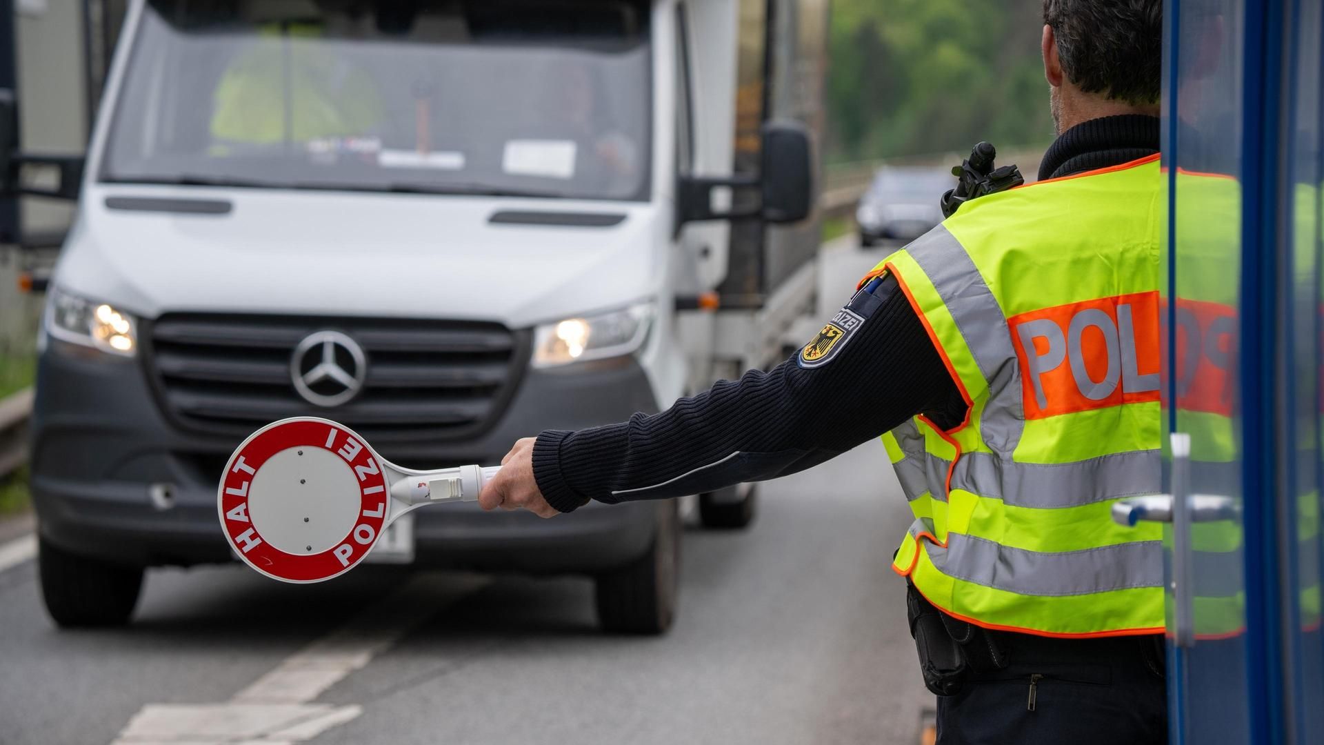 EuropaPress 6706333 07 may 2025 rhineland palatinate trier police officer stops van on the a64 EuropaPress 6706333 07 may 2025 rhineland palatinate trier police officer stops van on the a64