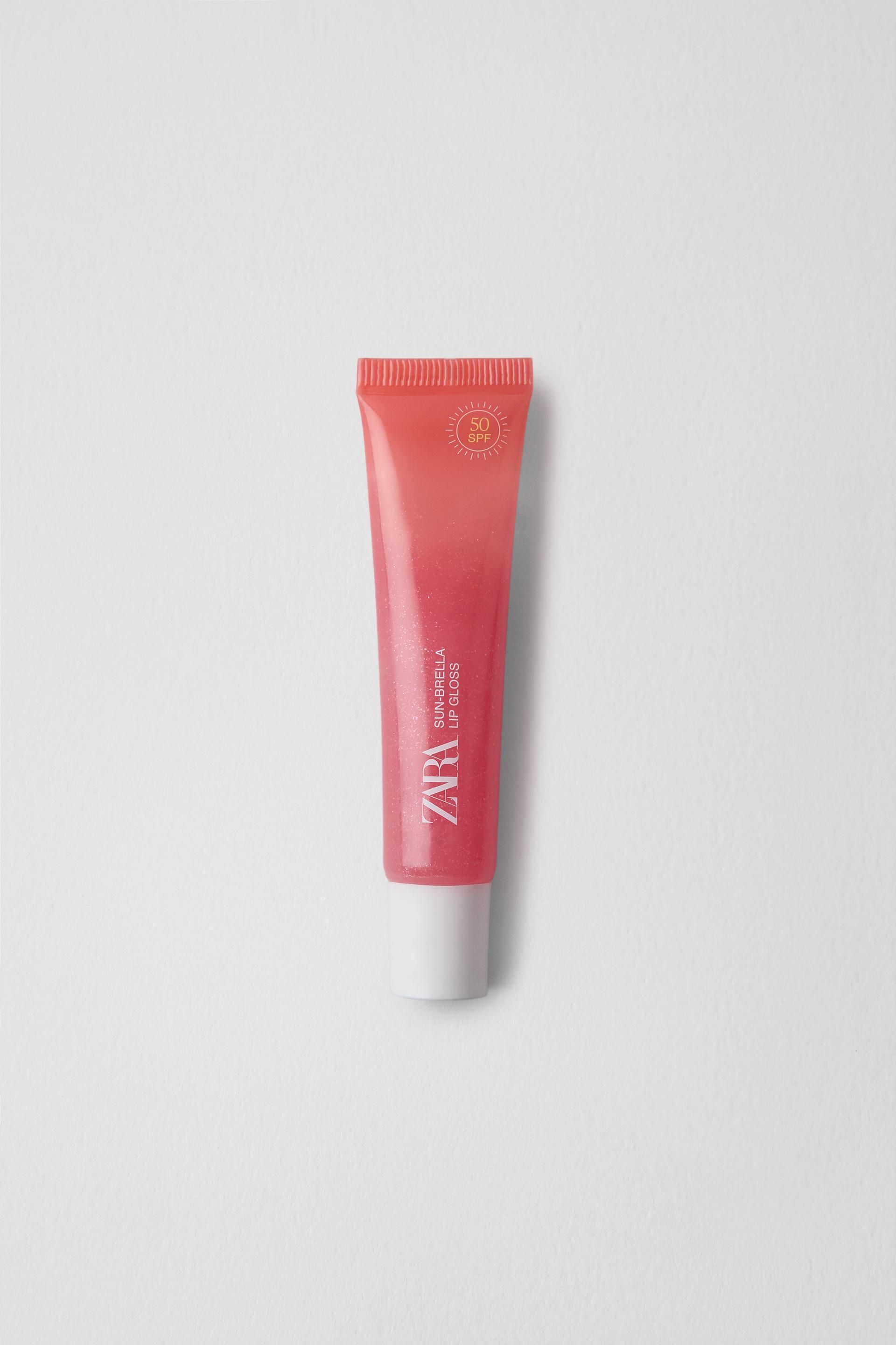 Gloss en tono strawberry, con acabado 'glitter'