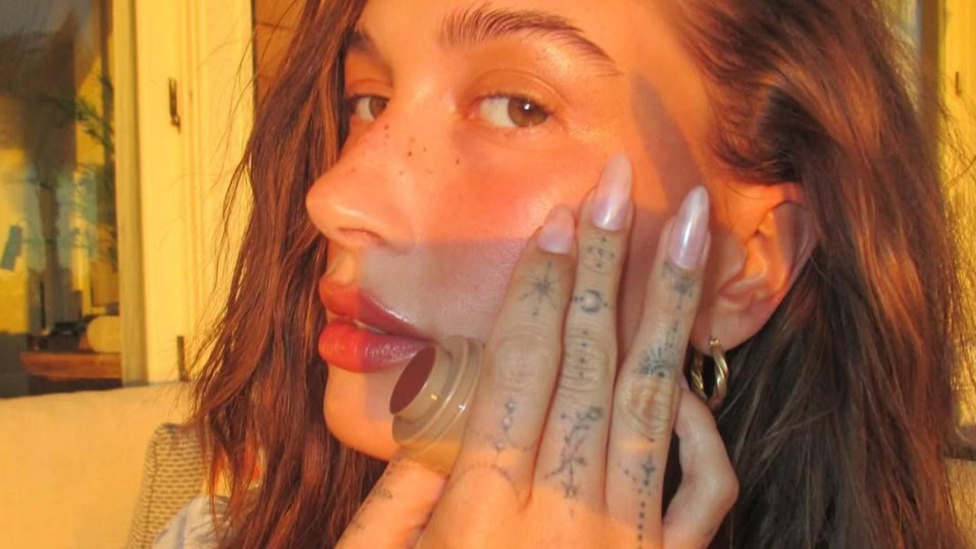 Hailet Bieber con uñas perladas