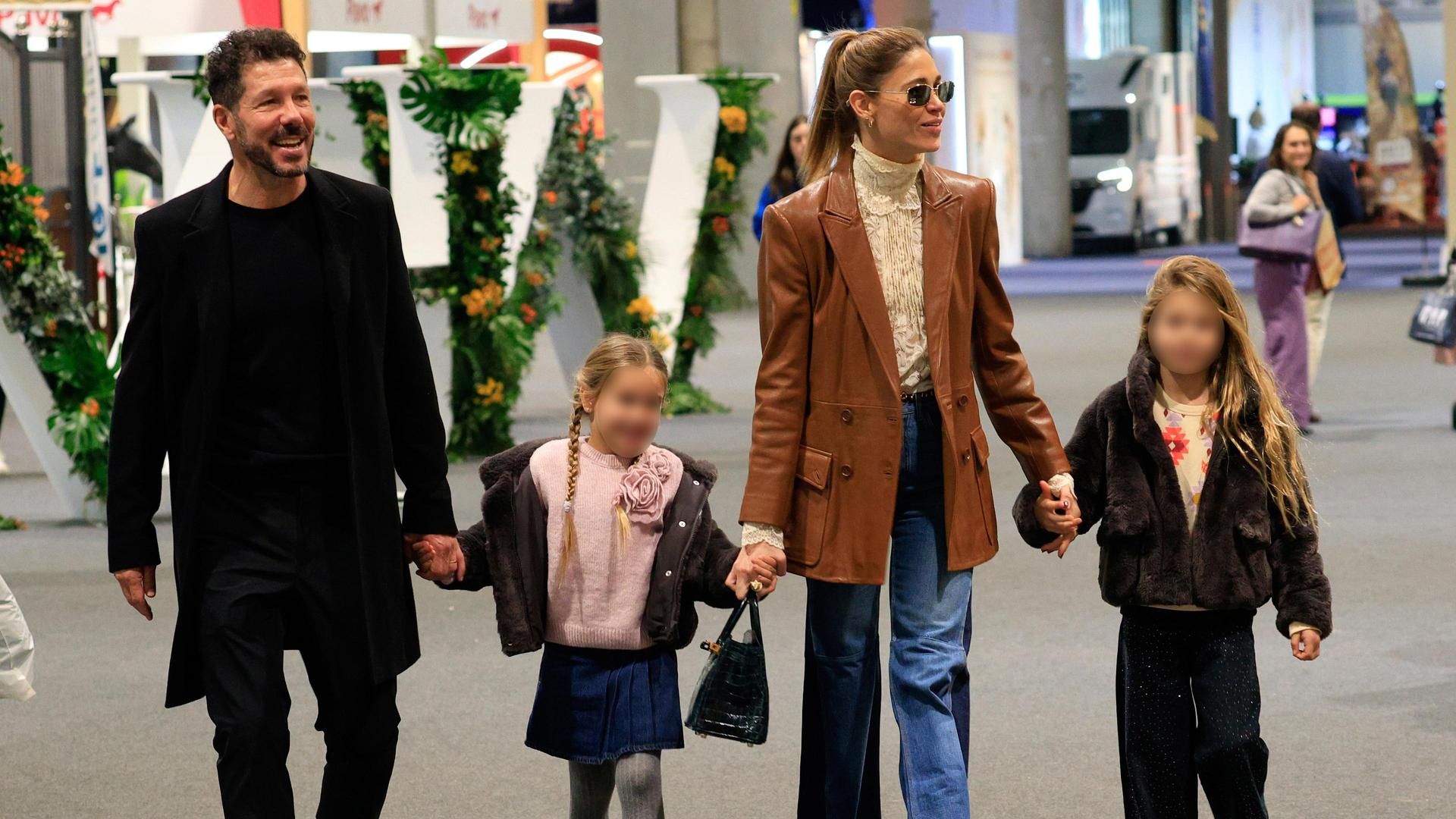 Diego Simeone y Carla Pereyra con sus hijas el año pasado.