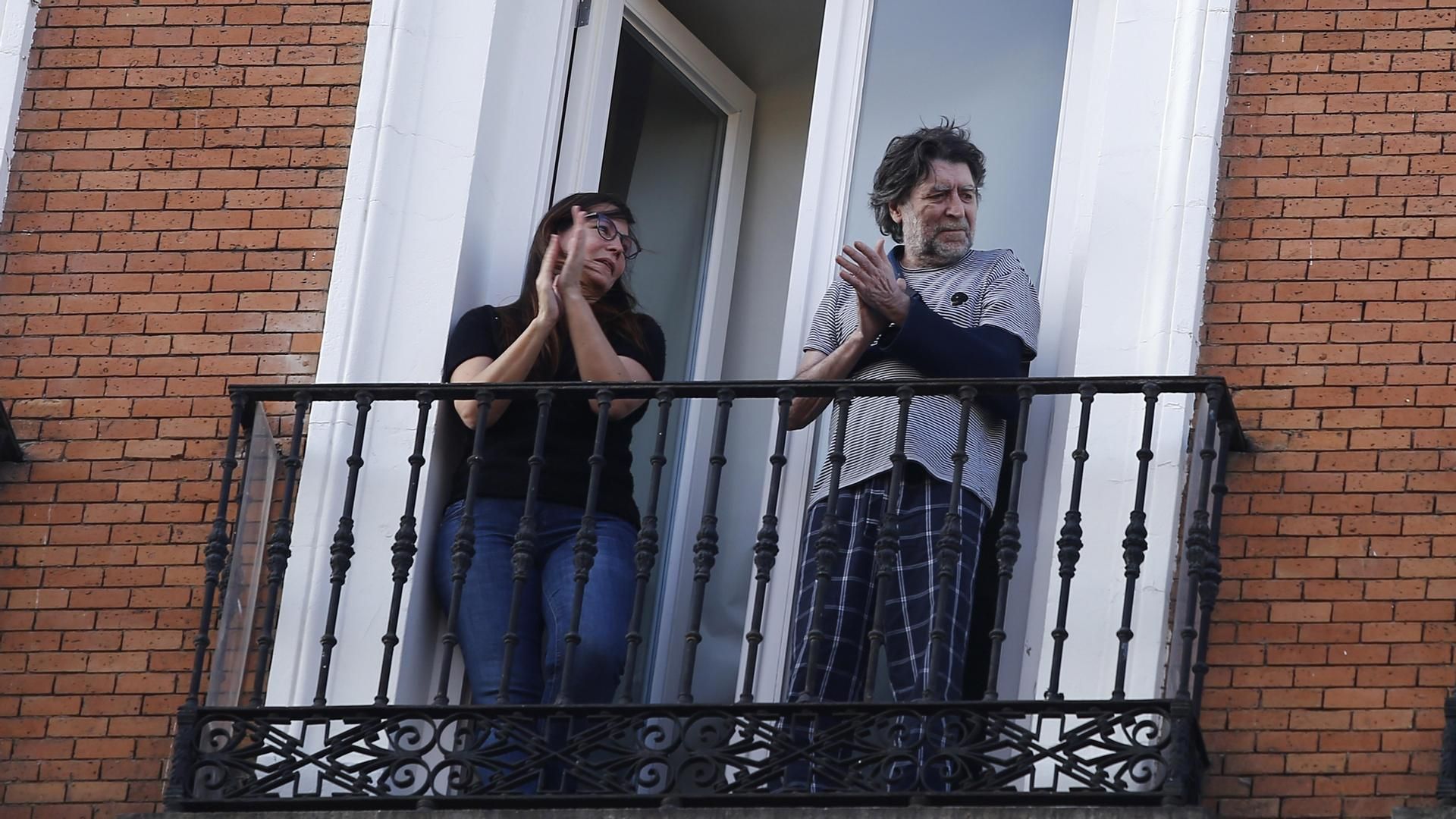 Joaquin Sabina y Jimena Coronado aplaudiendo desde su balcón durante la crisis del coronavirus en 2023 Joaquin Sabina y Jimena Coronado aplaudiendo desde su balcón durante la crisis del coronavirus en 2023