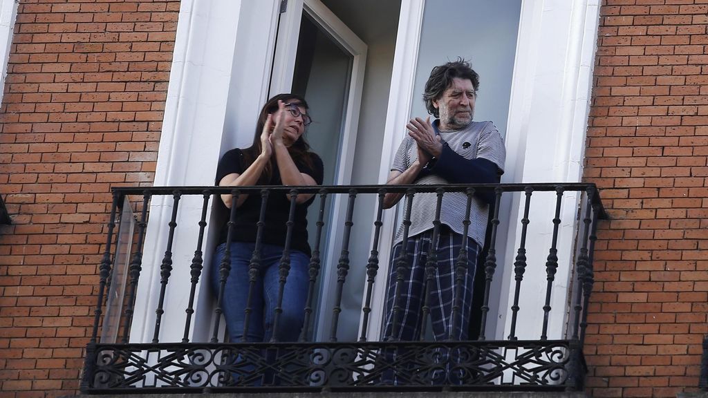 Joaquin Sabina y Jimena Coronado aplaudiendo desde su balcón durante la crisis del coronavirus en 2023