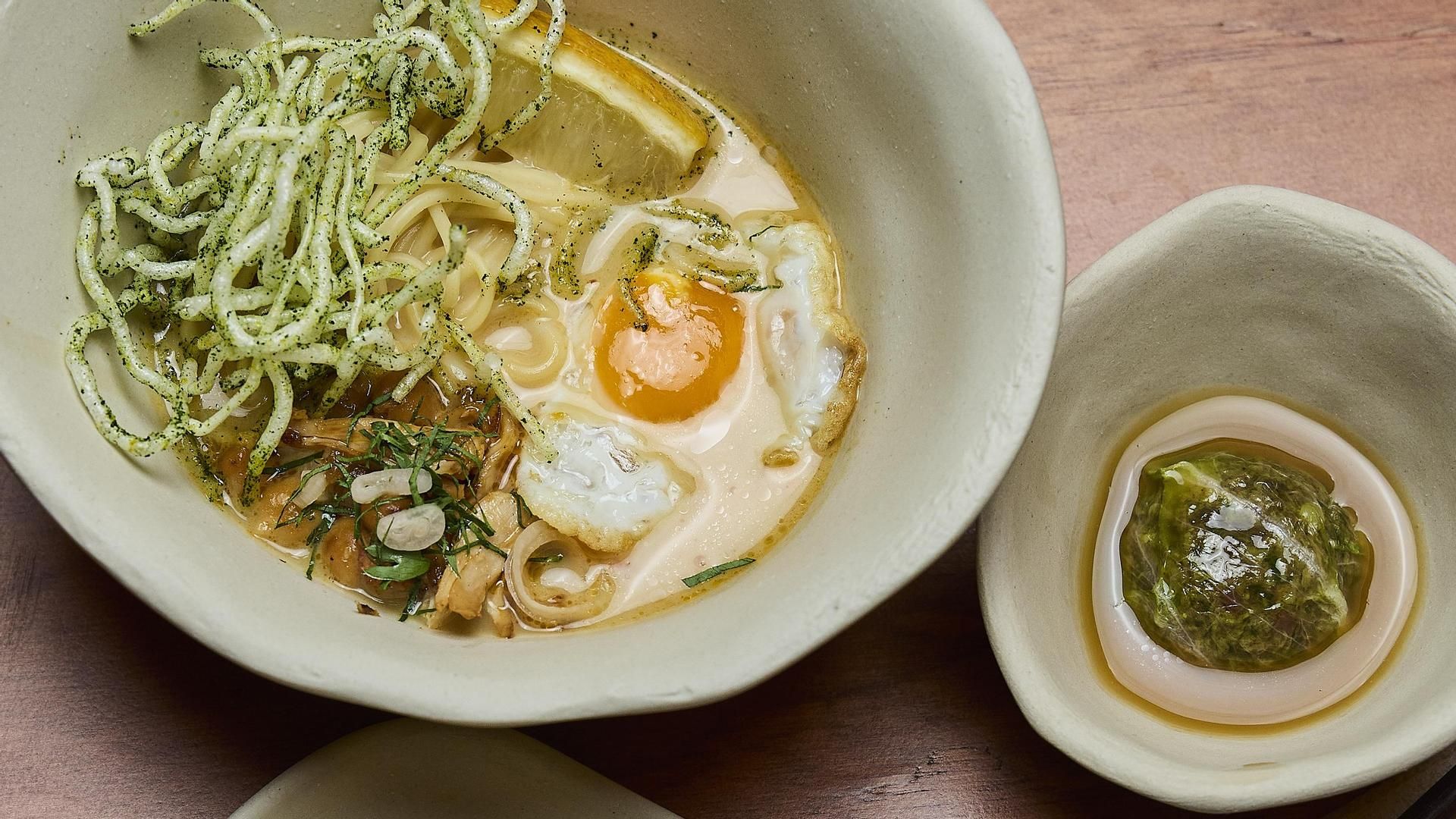 Khao soi de ropa vieja con los vuelcos del cocido
