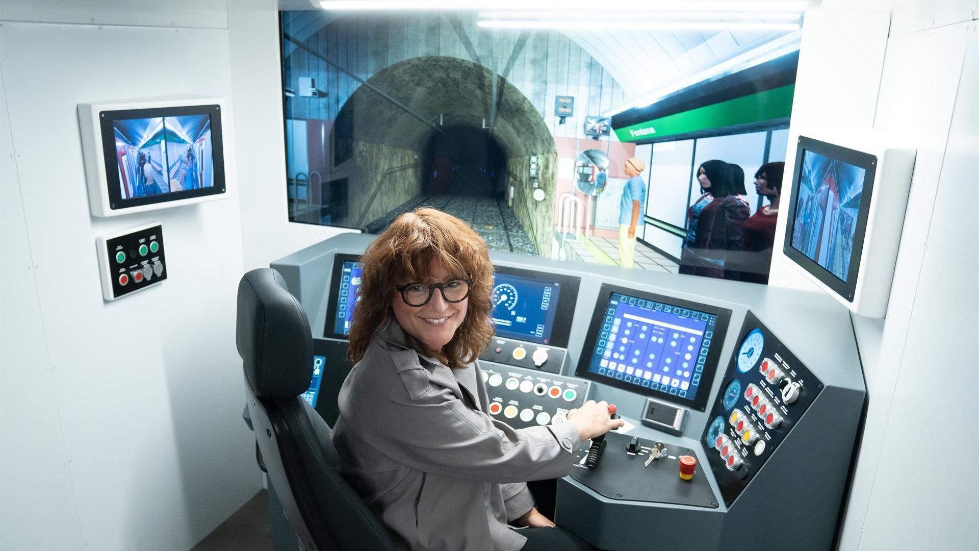 La primera teniente de alcaldía Laia Bonet, en la sala de simuladores de conducción de metr La primera teniente de alcaldía Laia Bonet, en la sala de simuladores de conducción de metr