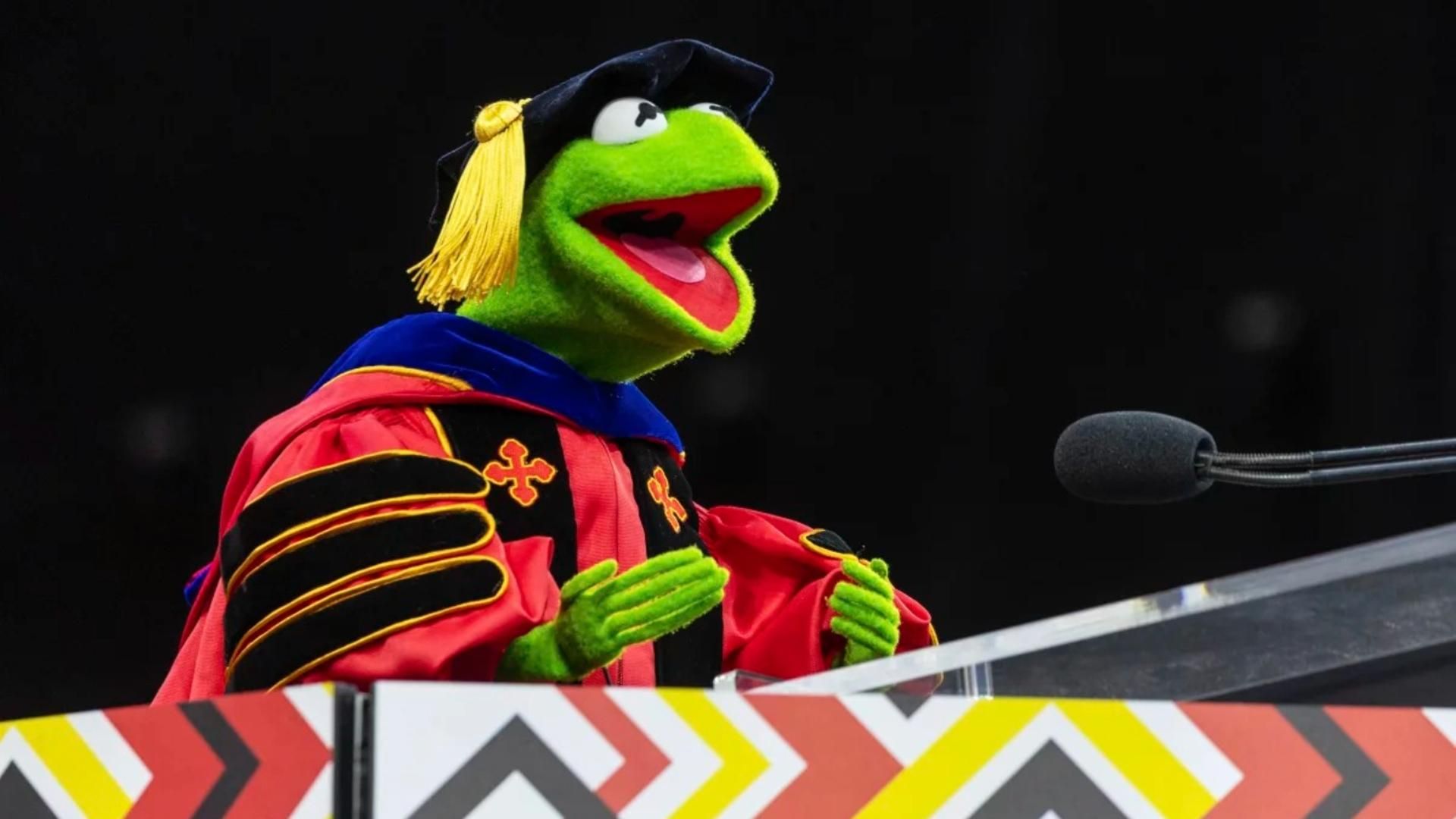 La rana Gustavo da el discurso de graduación en la universidad de Maryland