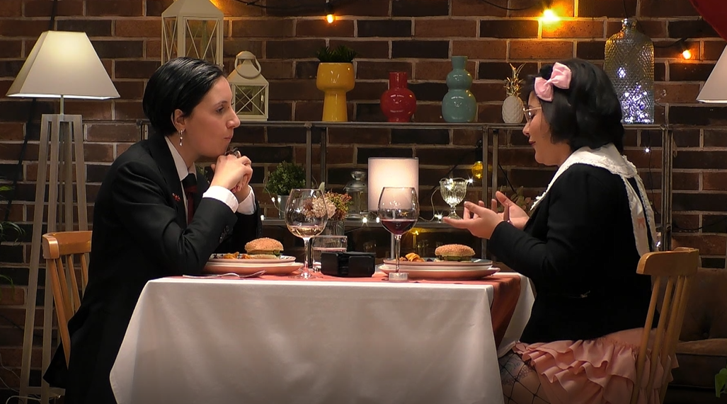 Las solteras durante su cita en 'First Dates'