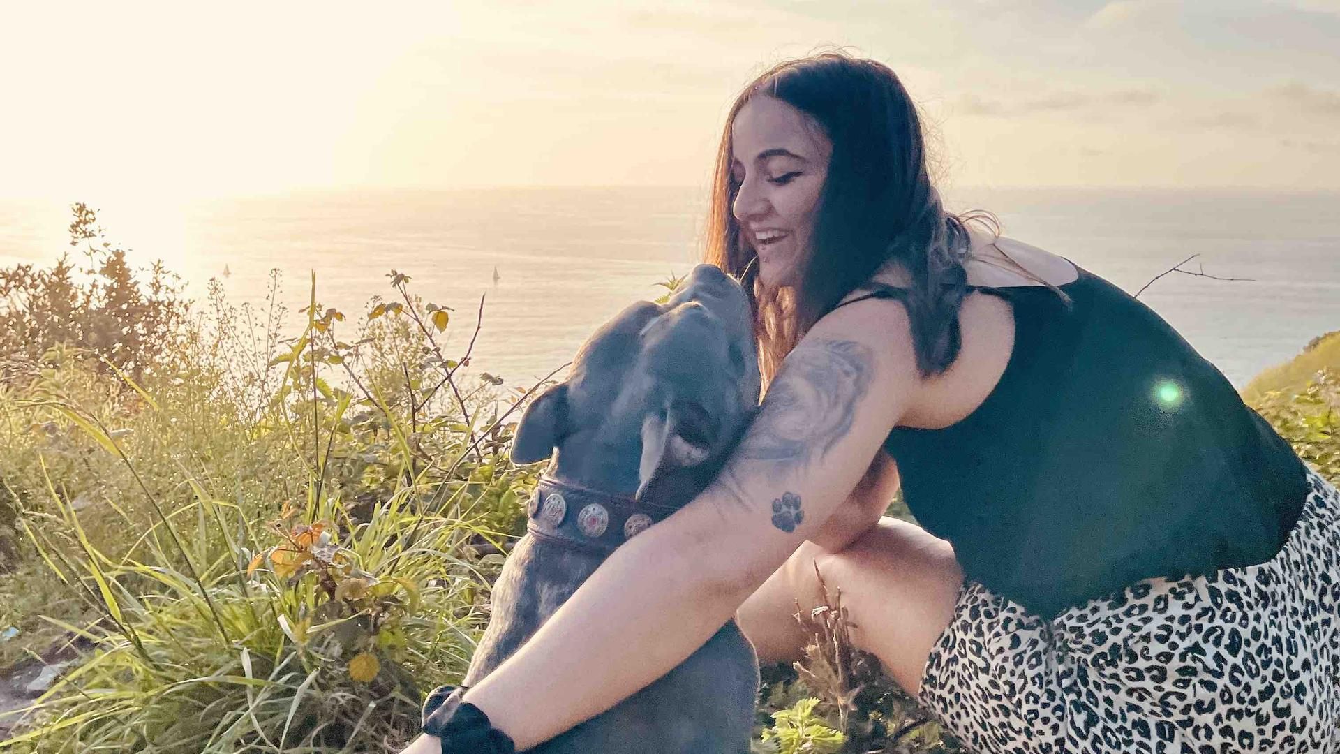 Leire junto a su perra Dana