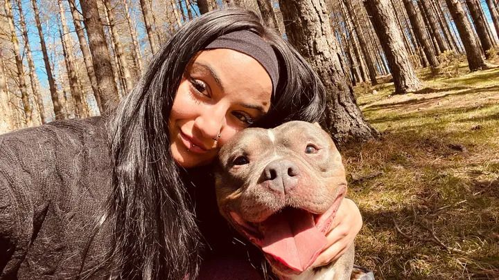 Leire solicitó ayuda urgente para operar a su perrita Dana