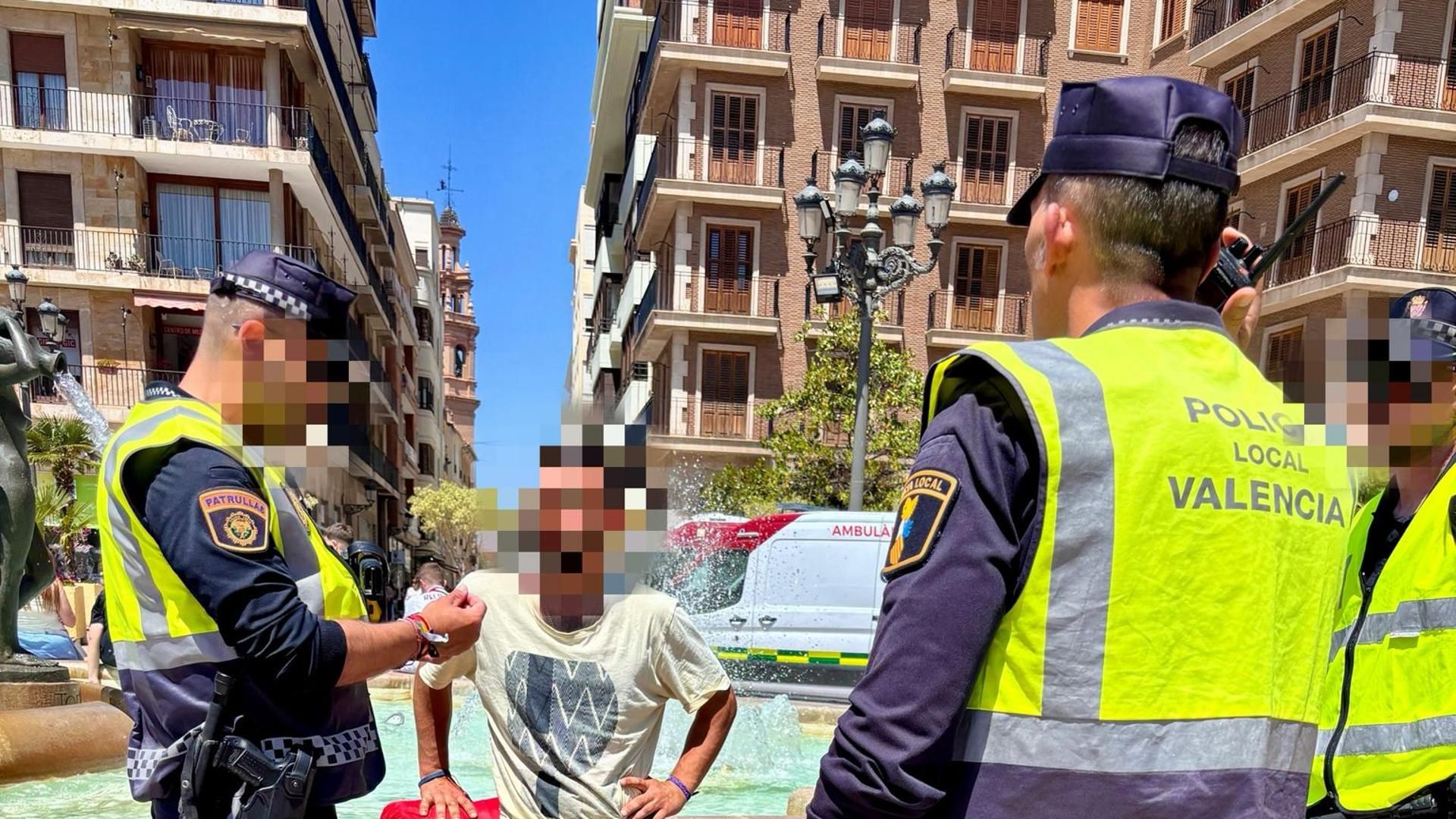Los agentes custodian al detenido en la Plaza de la Virgen