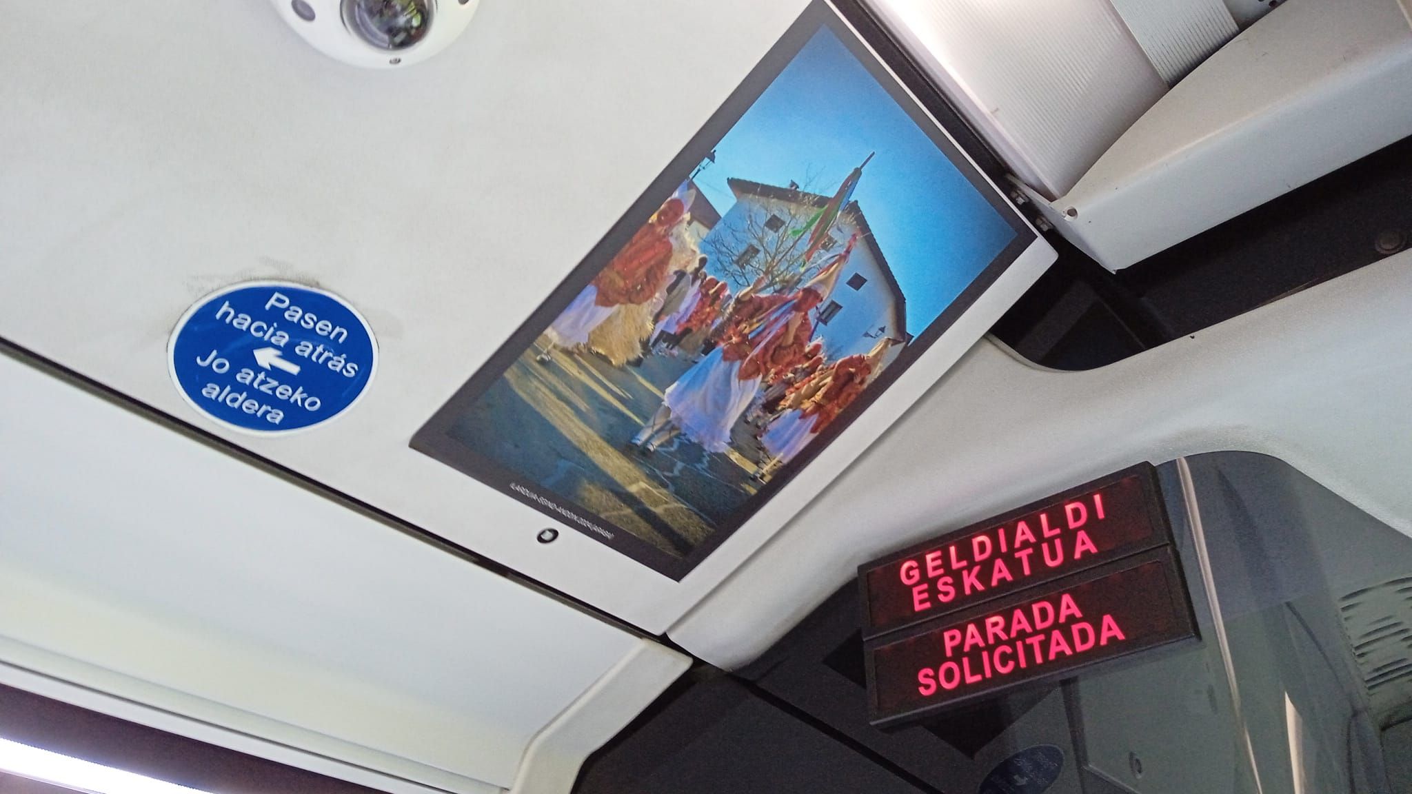 Los carnavales alaveses y navarros protagonizan las fotos del autobús 129