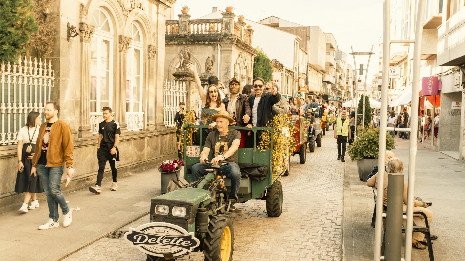 Los chimpines trasladando gente