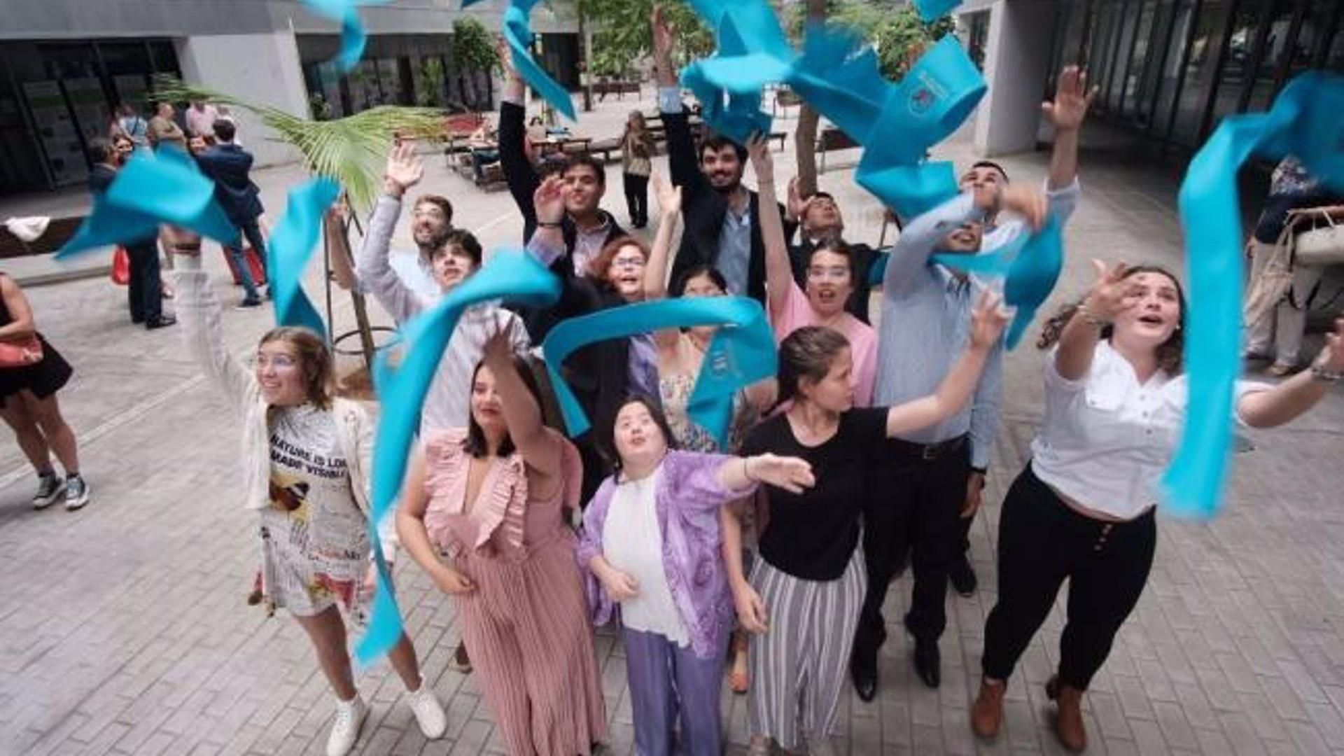 Los jóvenes celebran el final de los estudios en la Universidad de Sevilla