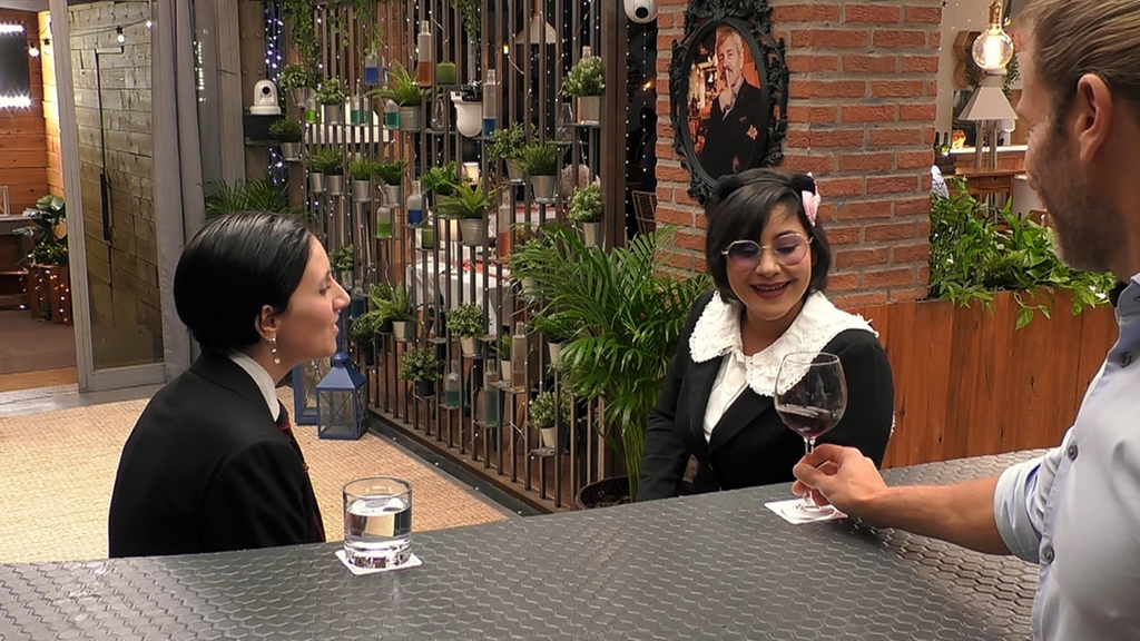 Lu y Bea nada más conocers en 'First Dates'