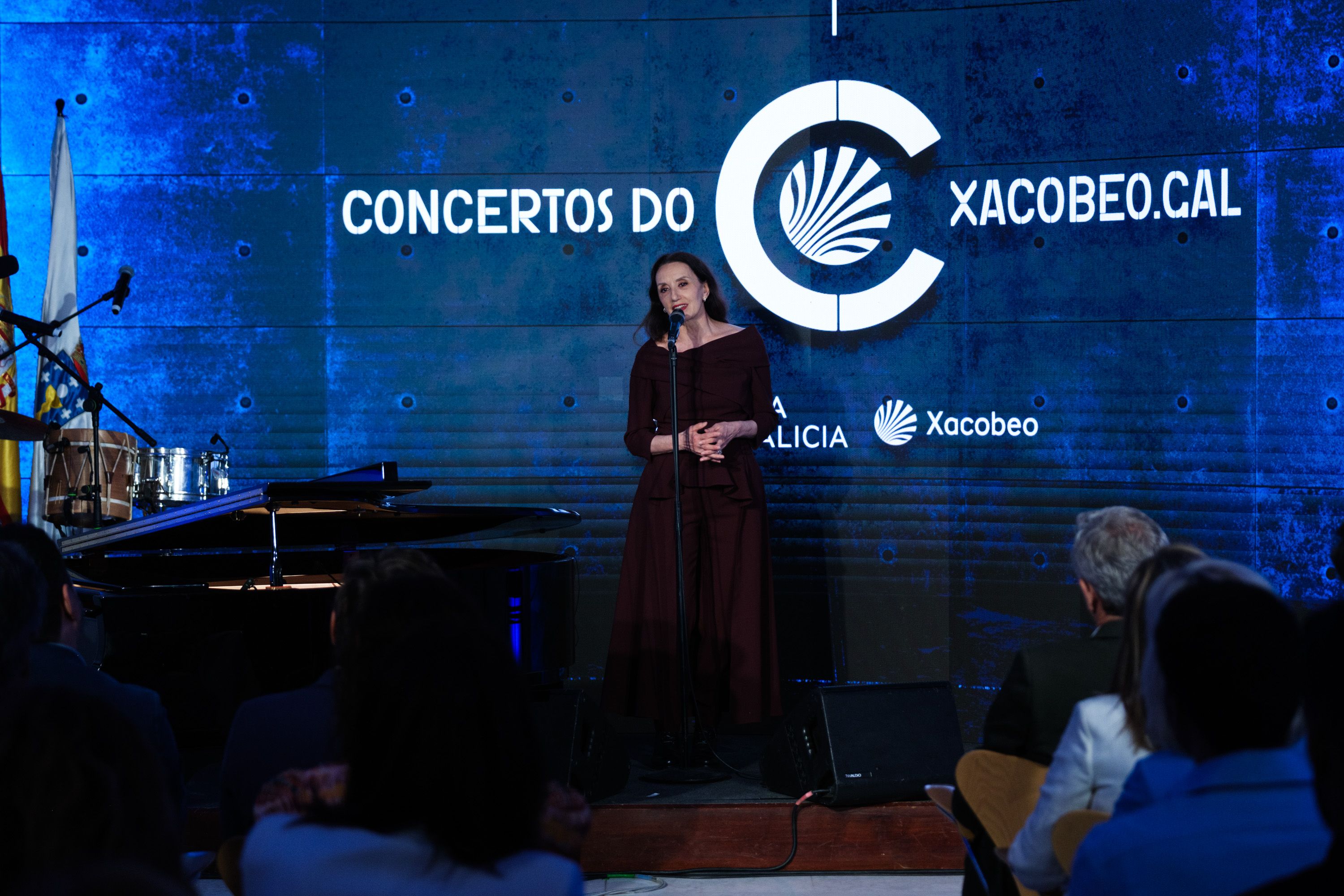 Luz Casal cantando durante la presentación del Xacobeo 2025