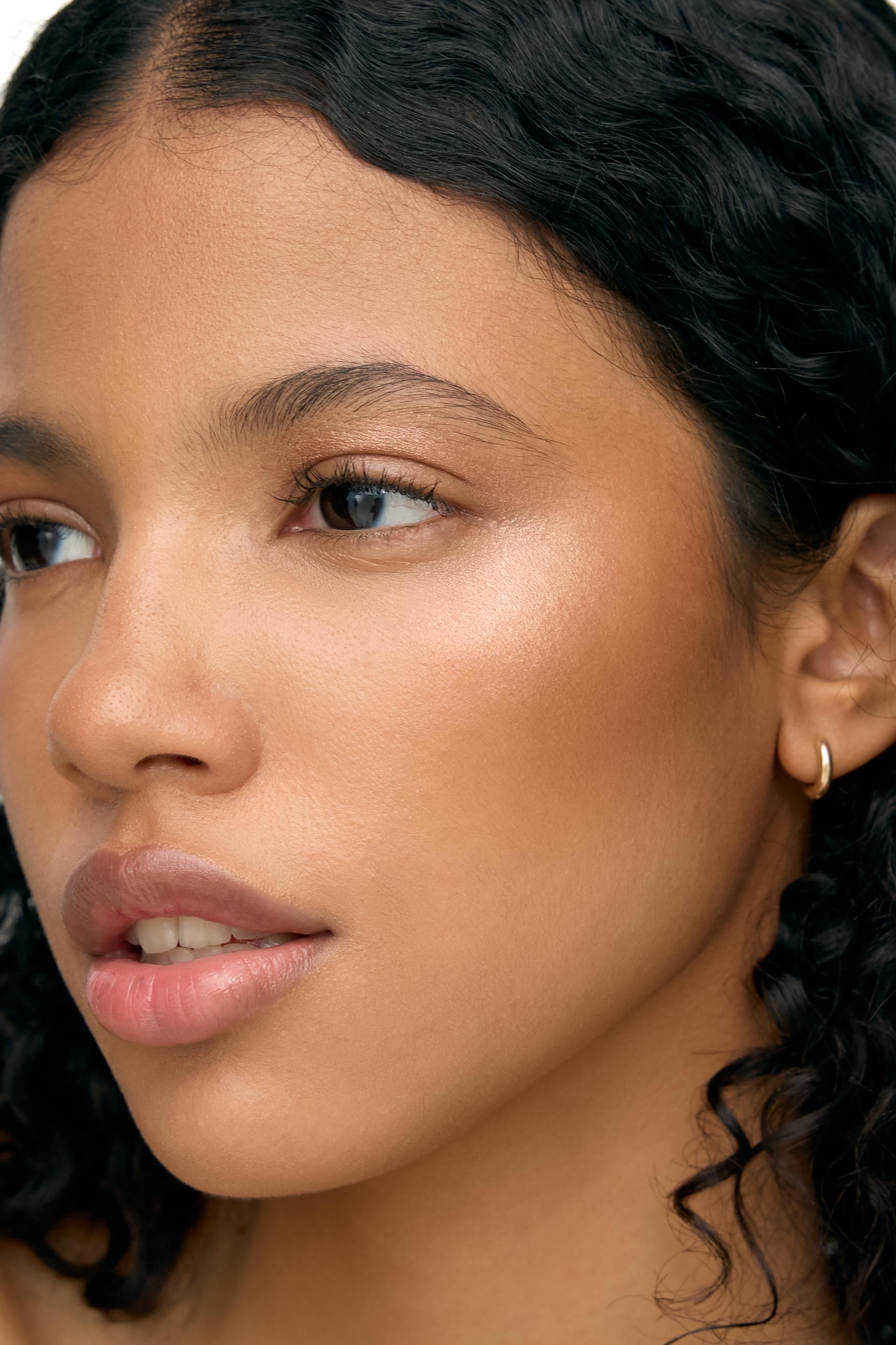 Modelo con el Sunreal Touch of Bronzing en párpado y pómulo