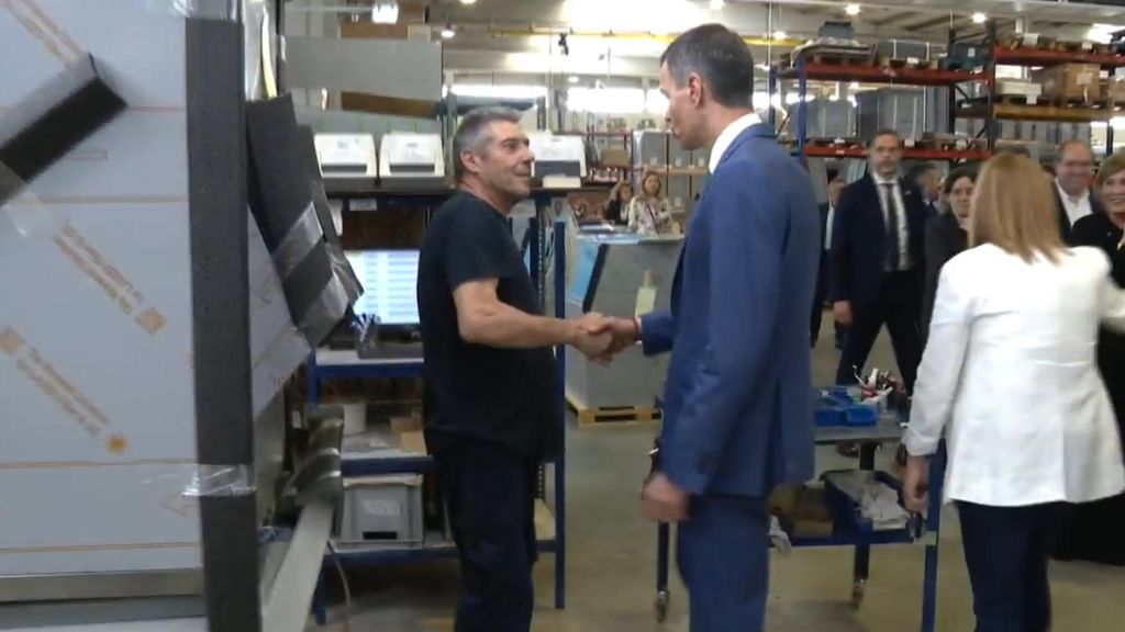 Pedro Sánchez se reúne con las víctimas de la DANA: "Ha hecho los deberes"