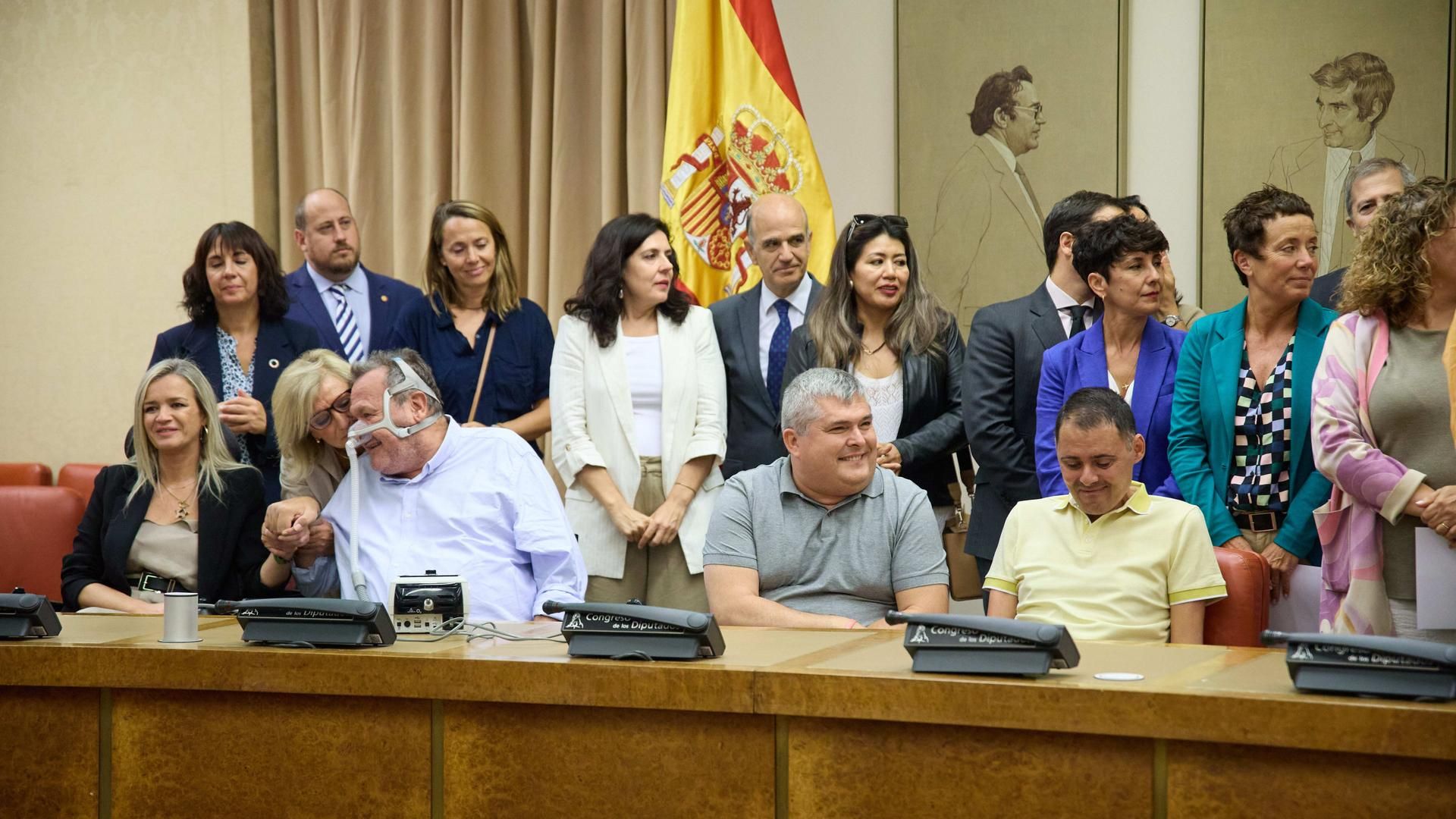 Personas con ELA celebran la firma del acuerdo para la proposición de Ley para mejorar la calidad de vida de personas con Esclerosis Lateral Amiotrófica (ELA)