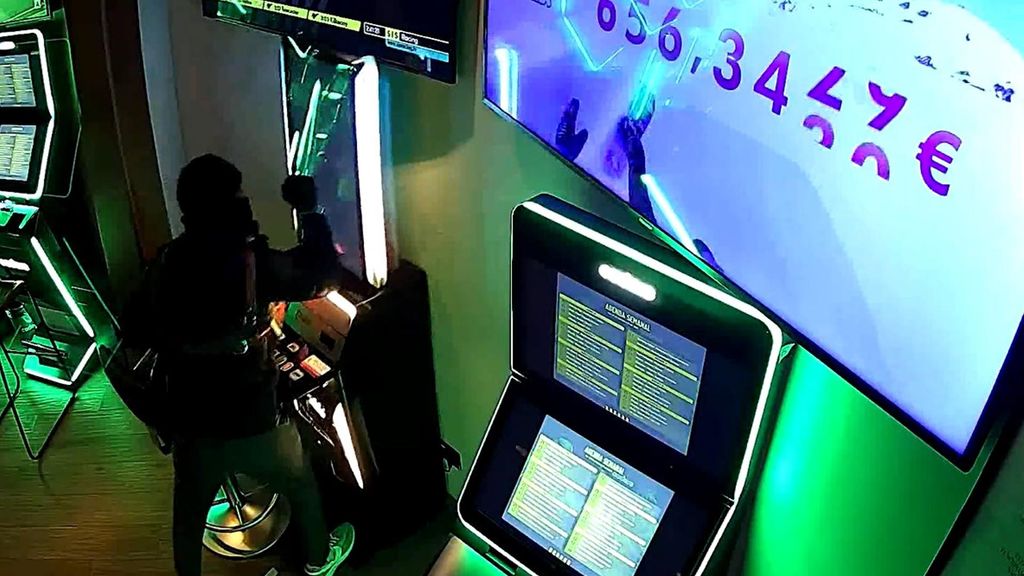 Robo en un salón de juegos: reventaron las tragaperras con un martillo y un cuchillo