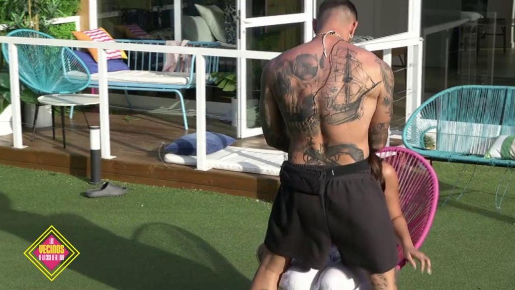 El 'striptease' de Barranco a Érika en el "Arriesgar o Besar" Los vecinos de la casa de al lado Temporada 2 Top Vídeos 1599