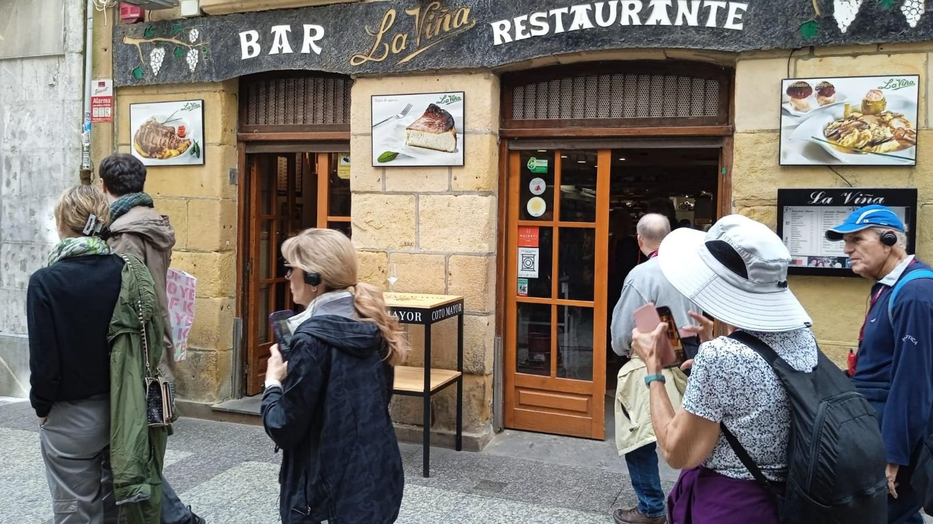 Turistas paseando por la Parte Vieja donostiarra