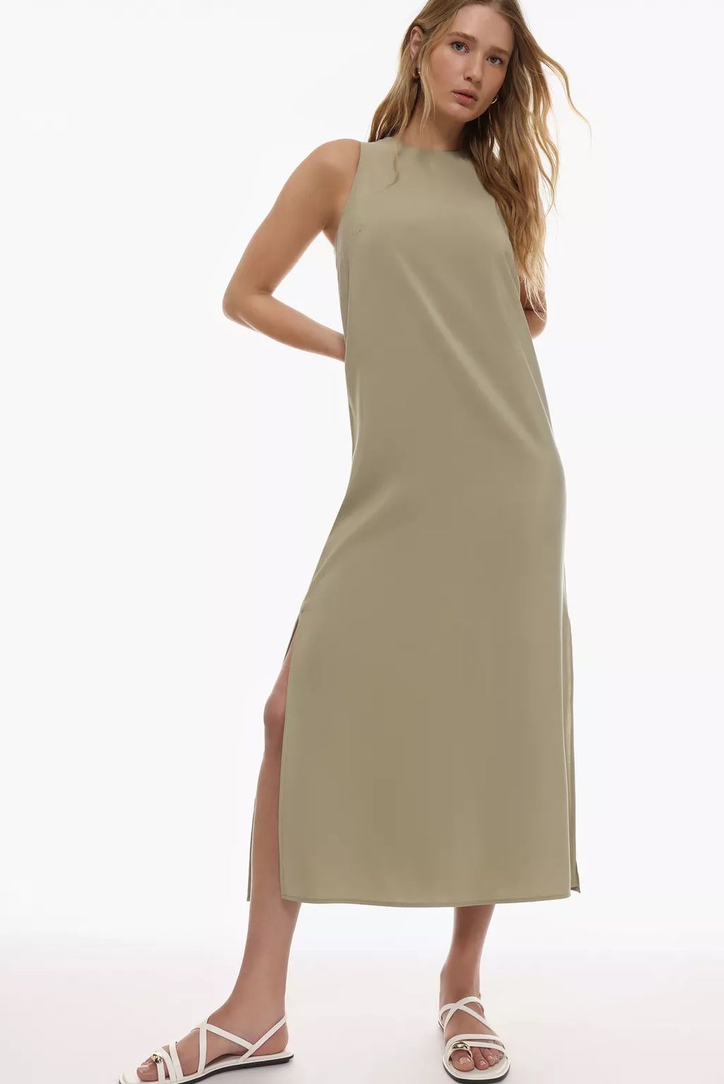 Vestido con aberturas y cuello a la caja