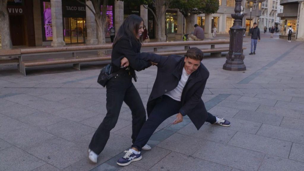 A Xuso Jones se le escapa un comentario indiscreto que provoca la risa de la concursante: "Esto córtalo"