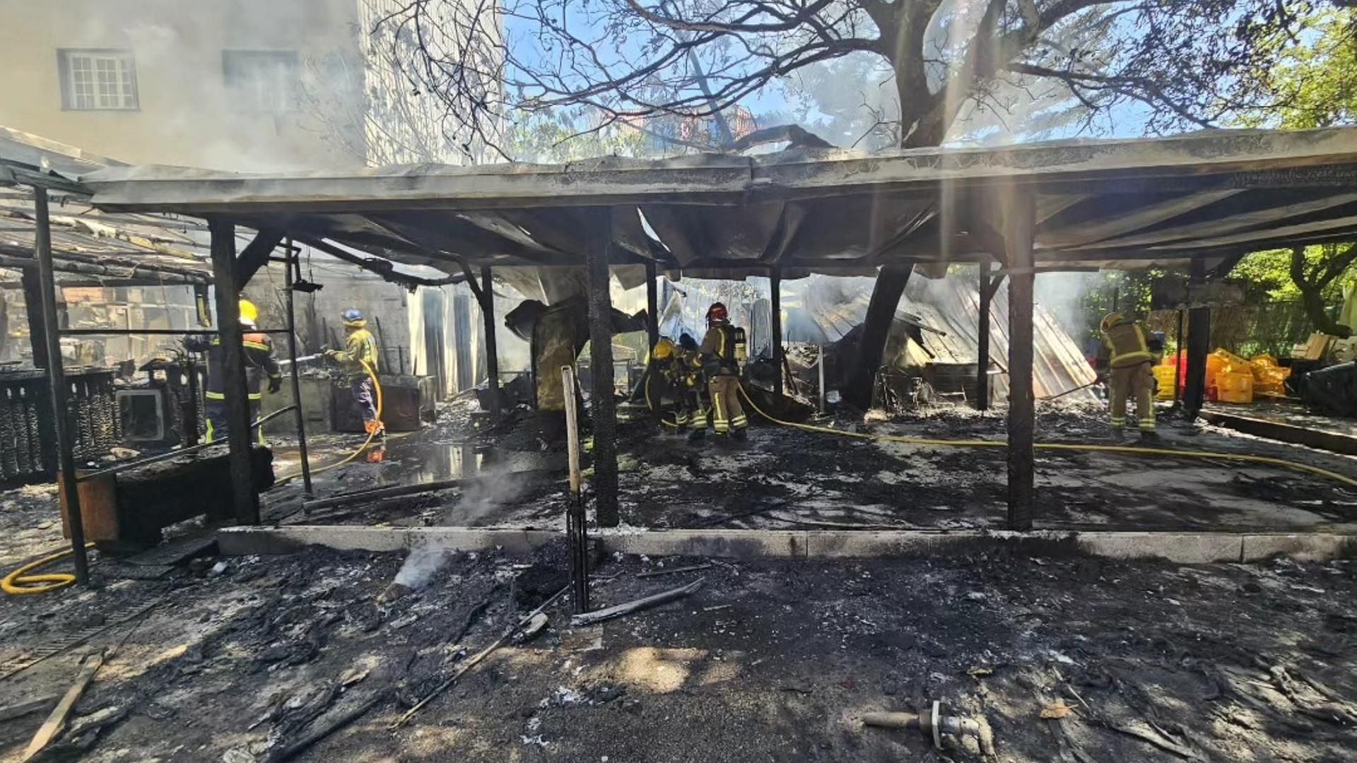 Bar calcinado por un incendio en Cuntis, Pontevedra