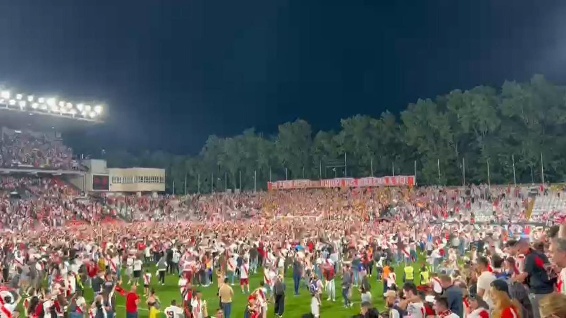 Fiesta sobre el césped de Vallecas tras la clasificación europea del Rayo
