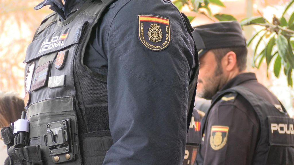 Imagen de archivo de dos agentes de la Policía Nacional