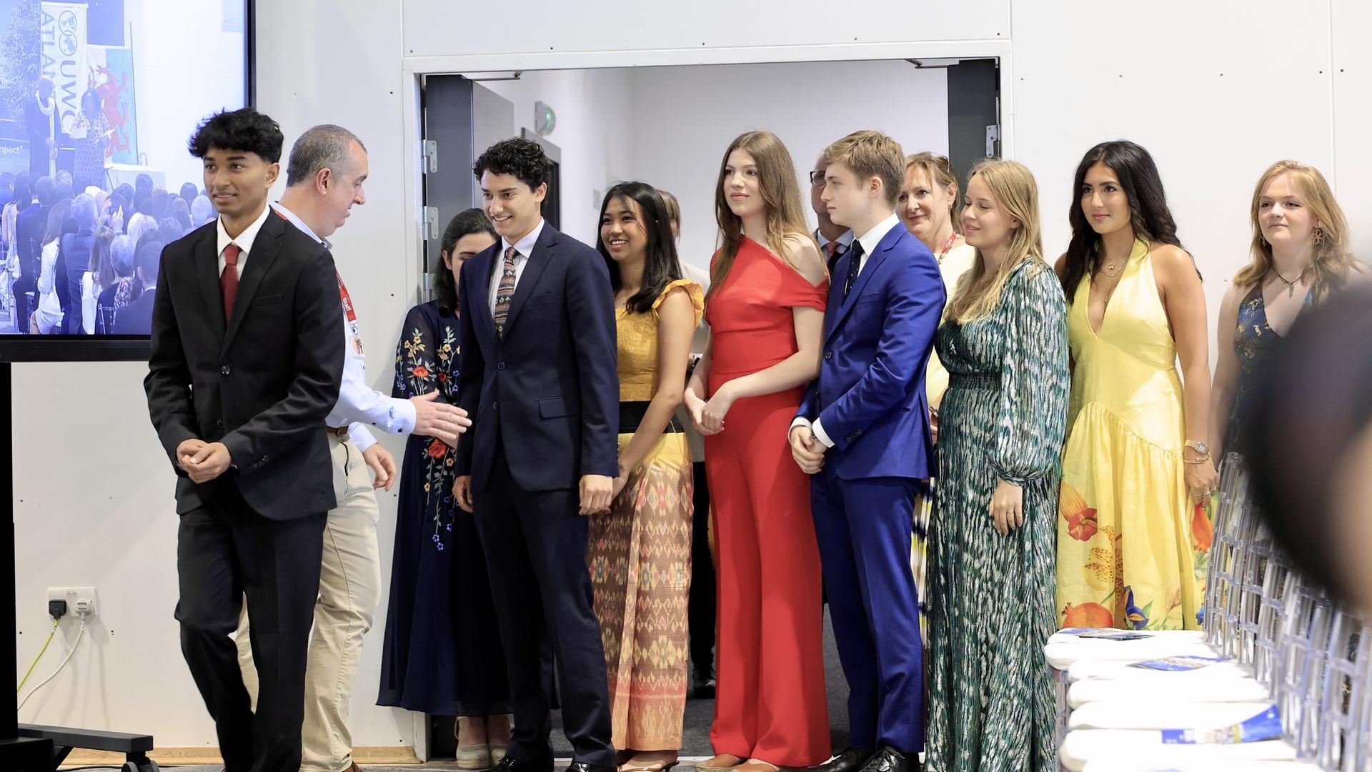 La hija menor de los reyes, en el acto de su graduación en Gales