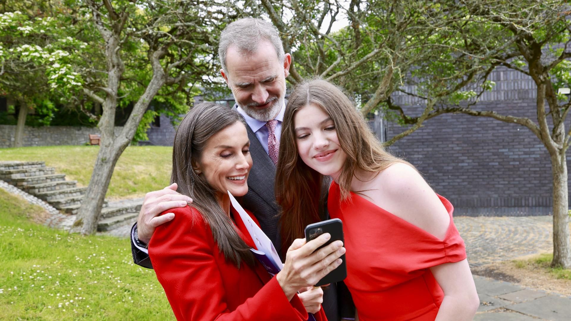 La infanta Sofía, junto a sus padres, ve el mensaje de felicitación de su hermana la princesa Leonor