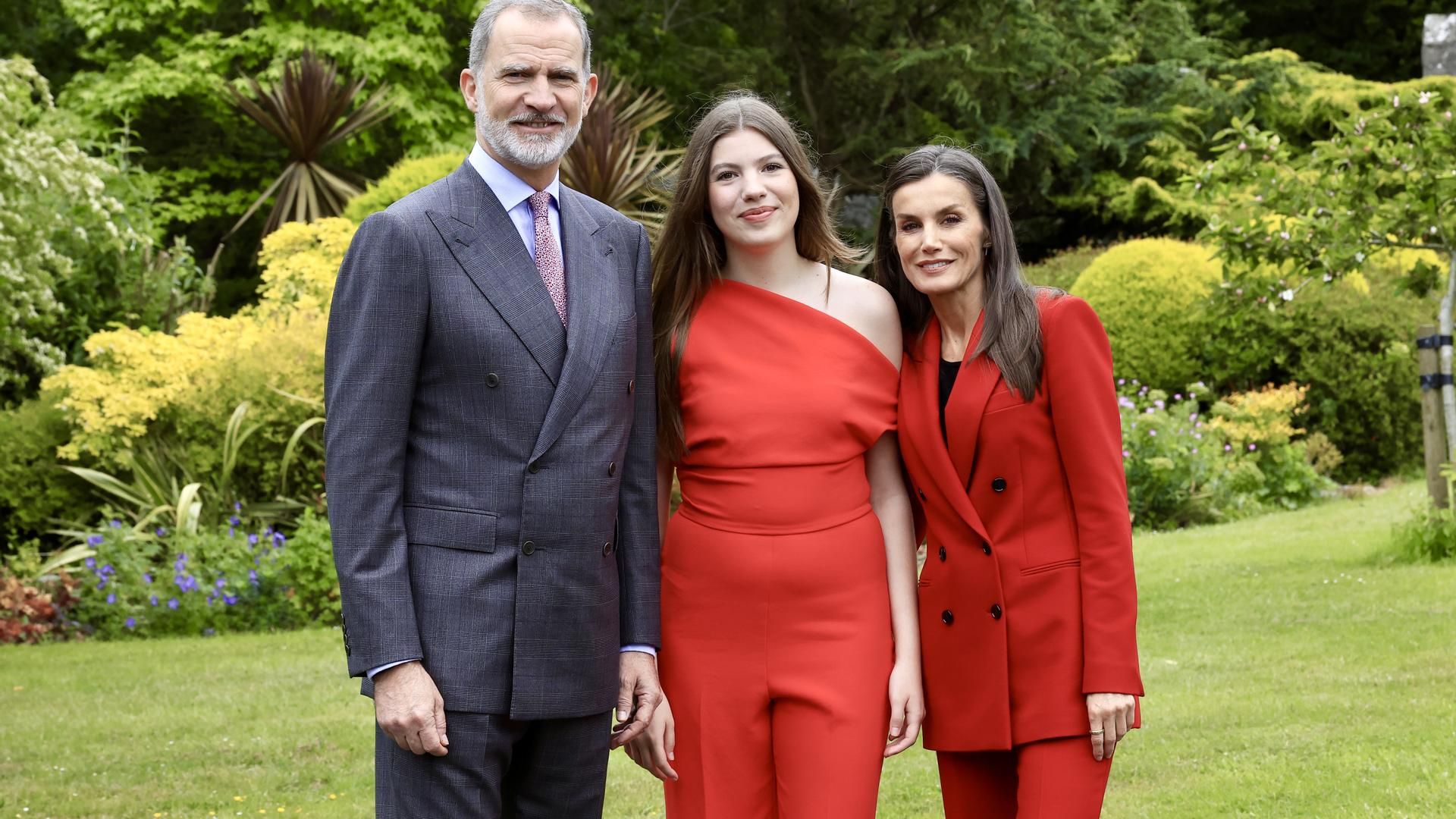 La infanta Sofía luce un mono rojo el día de su graduación