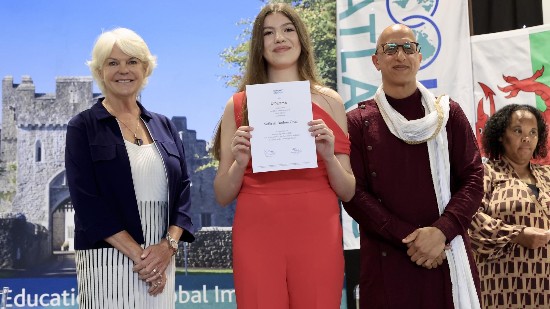 La infanta Sofía muestra su diploma junto a Naheed Bardai y Jill Longson