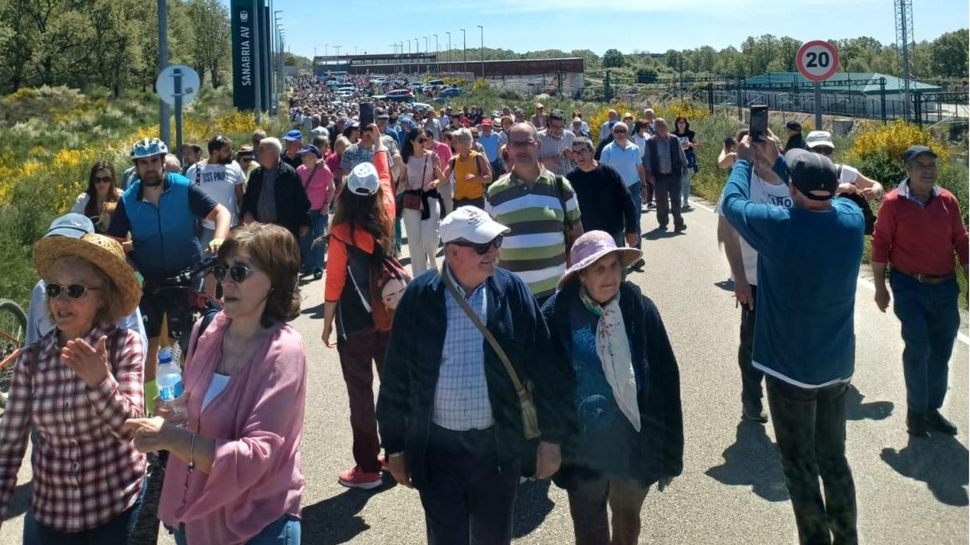 Los ciudadanos protestan en Sanabria por la supresión de paradas del AVE