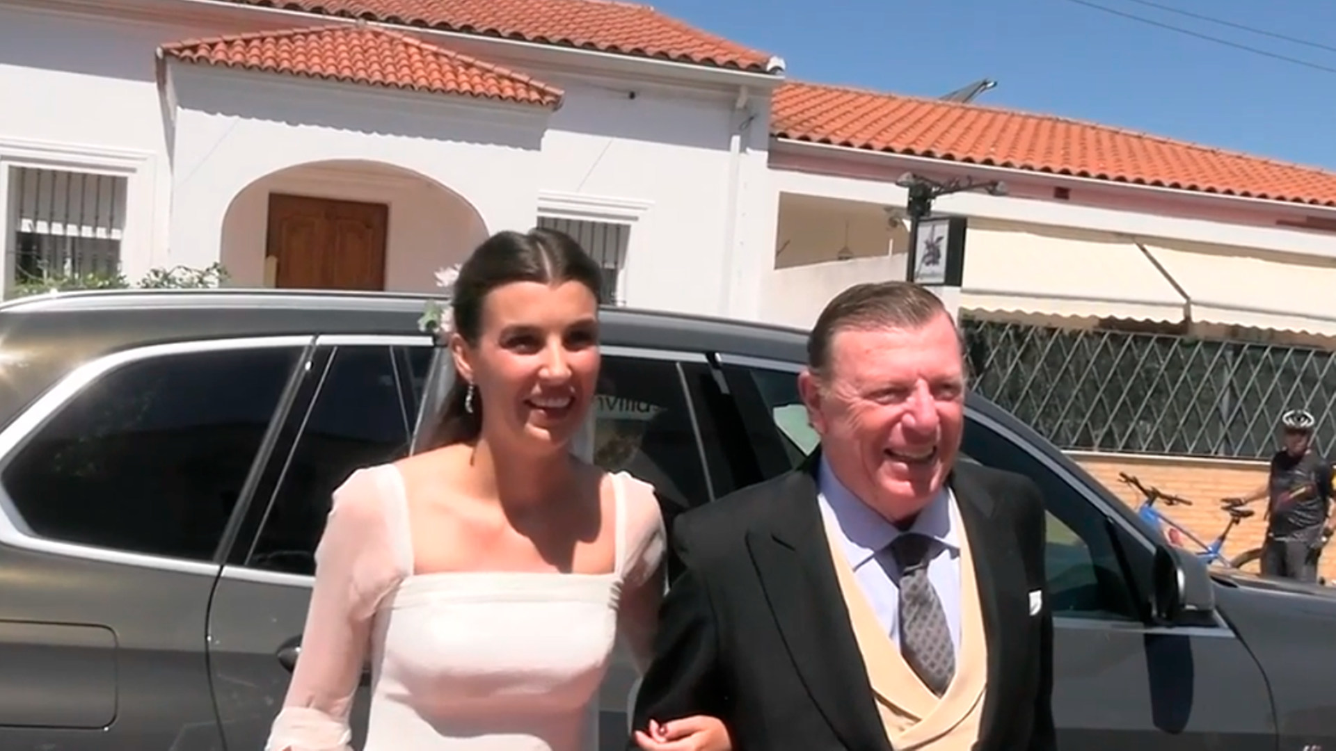 Patricia Cadaval llega a la iglesia con su padre Patricia Cadaval llega a la iglesia con su padre