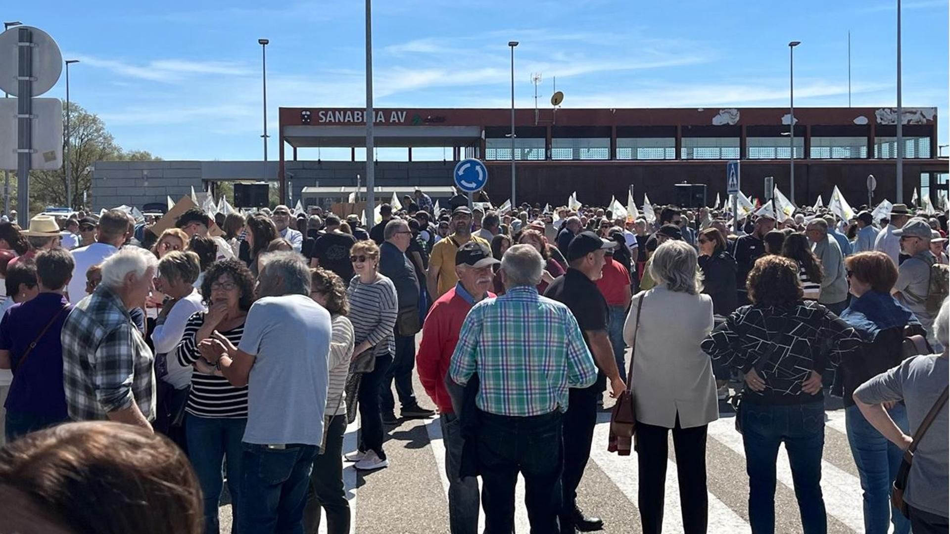 Sanabria, Zamora, protesta por la supresión de paradas diarias del AVE Madrid-Galicia Sanabria, Zamora, protesta por la supresión de paradas diarias del AVE Madrid-Galicia