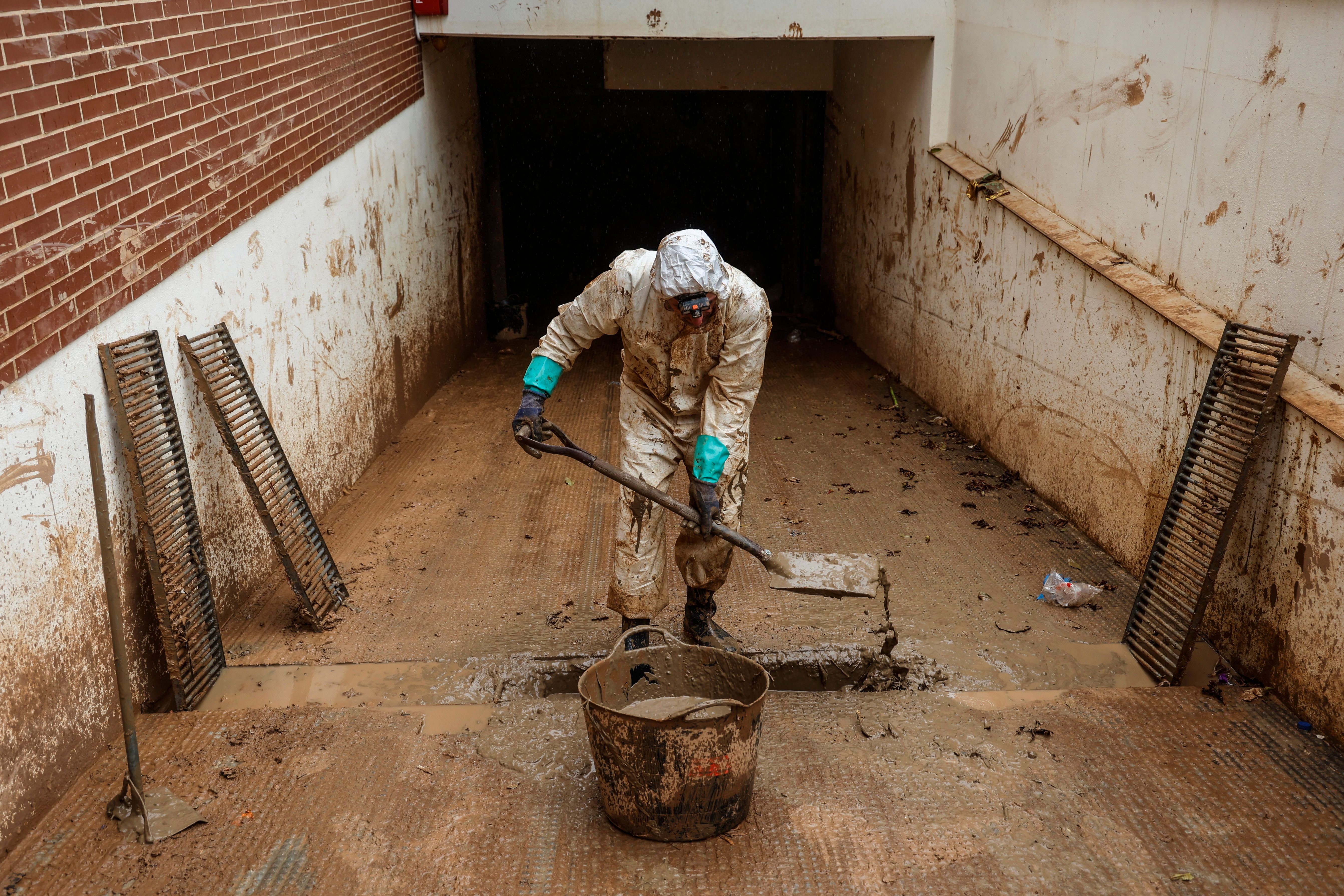 un hombre limpia en zona afectada por la DANA