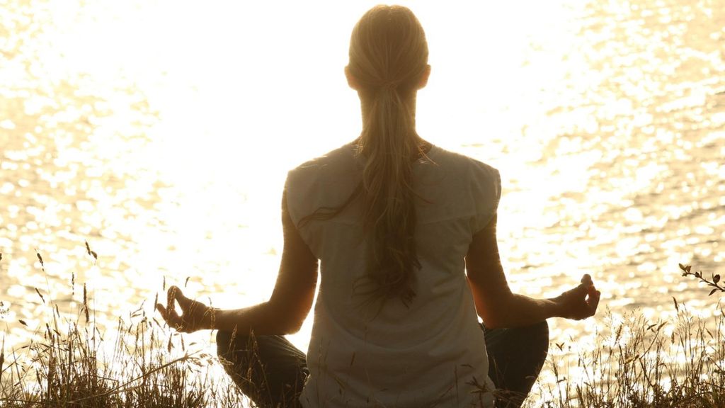 Una mujer practicando yoga