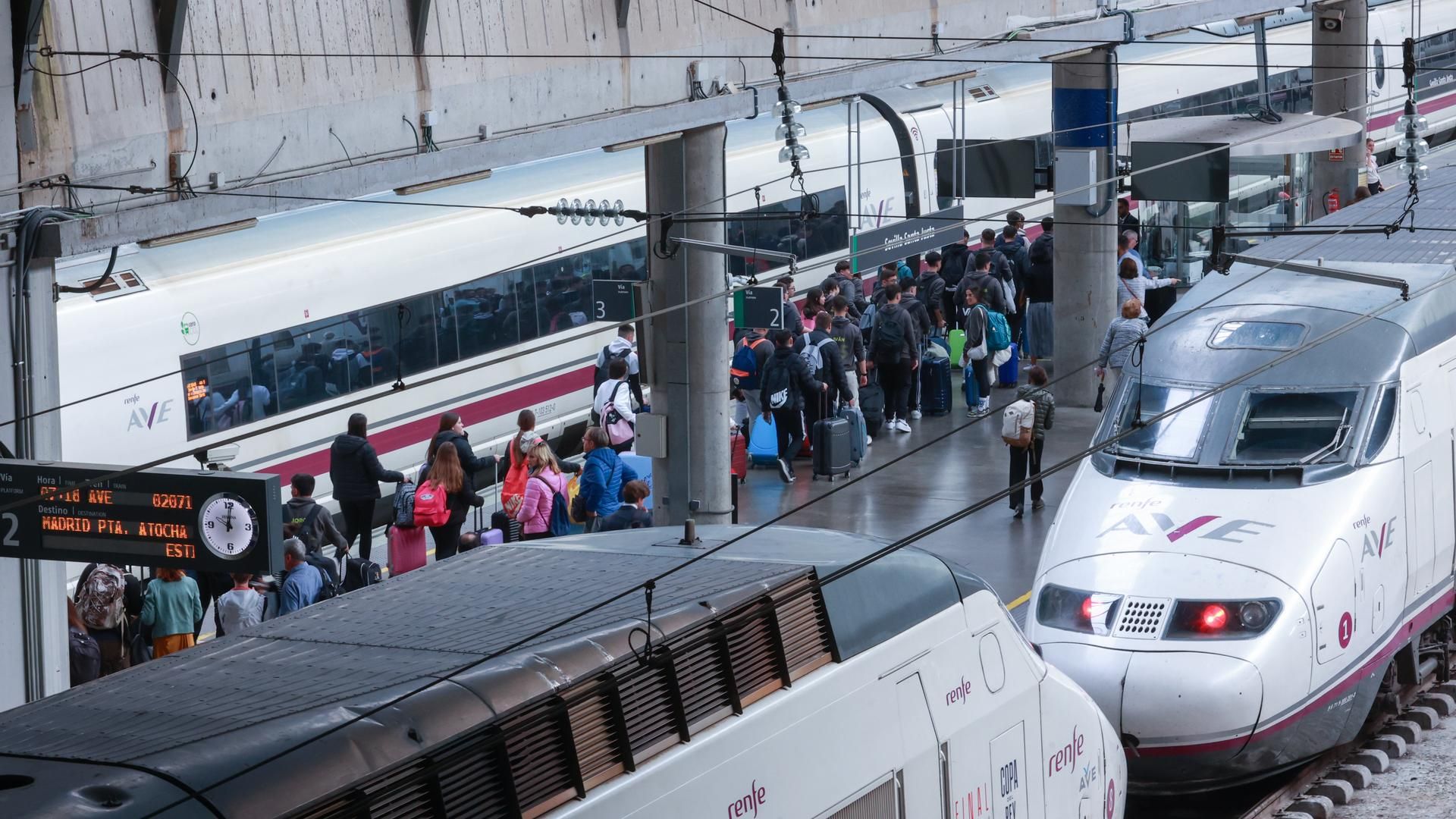 Viajeros y trenes en la Estación de Santa Justa de Sevilla