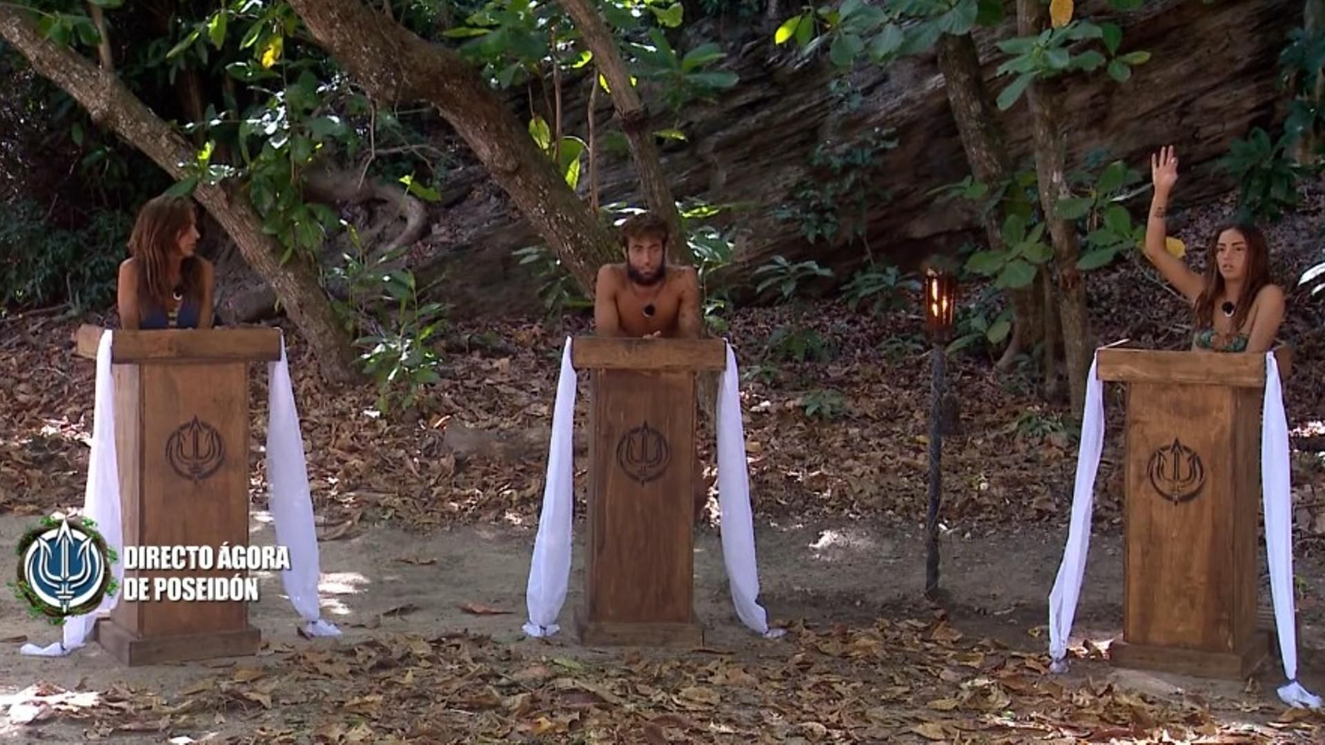 Anita y Montoya, molestos tras el acercamiento de Carmen Alcayde con Pelayo en la playa: "Hay una pequeña escisión en el trío"