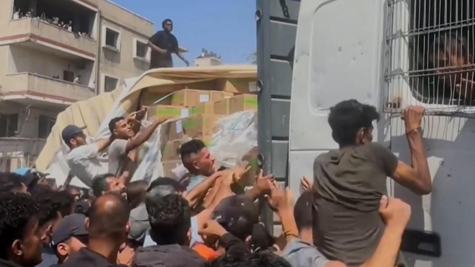 Desesperación en Gaza: avalanchas ante la llegada de camiones con ayuda humanitaria